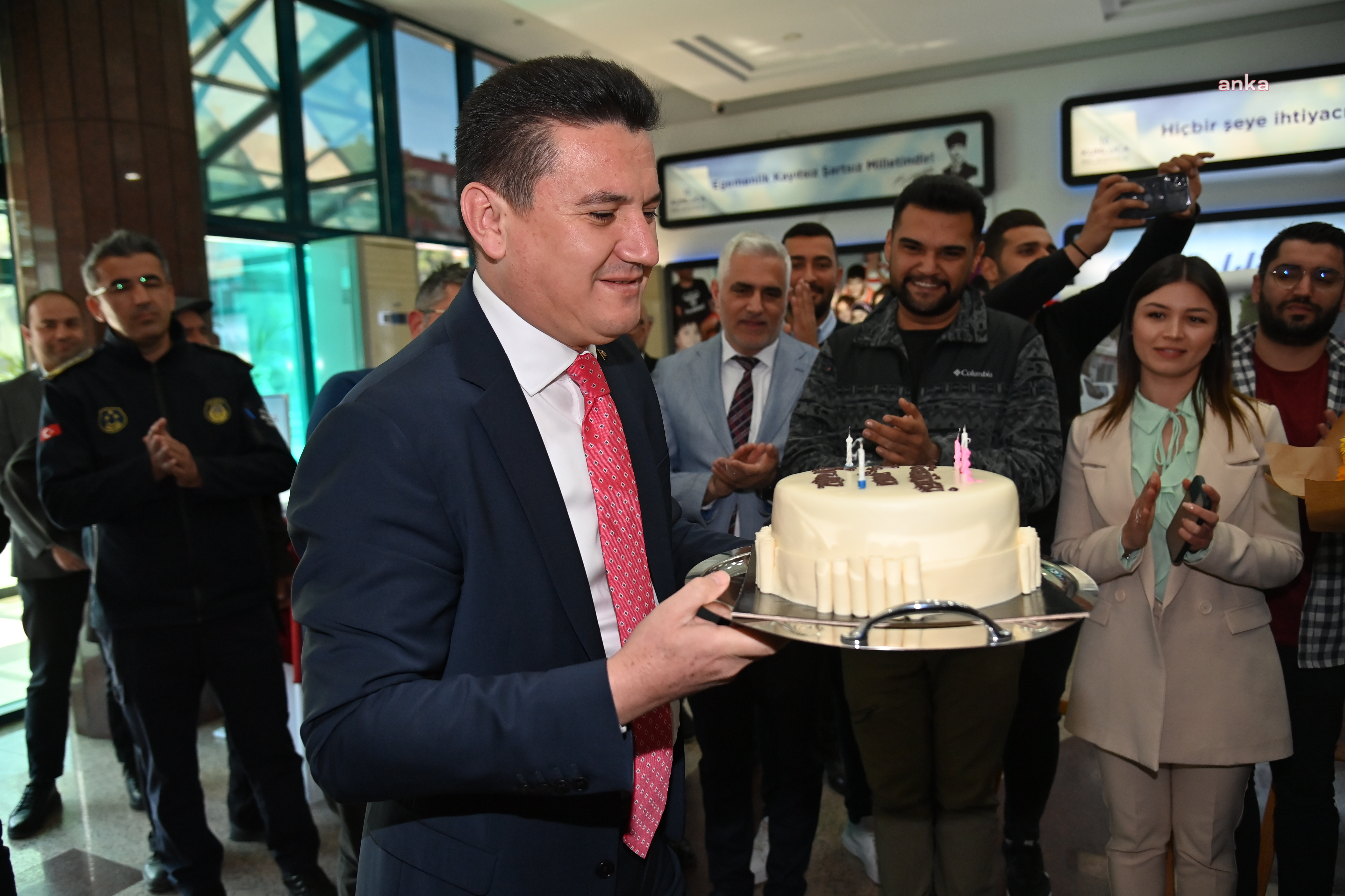 KUMLUCA BELEDİYE BAŞKANI KÖLEOĞLU’NA SÜPRİZ KUTLAMA
