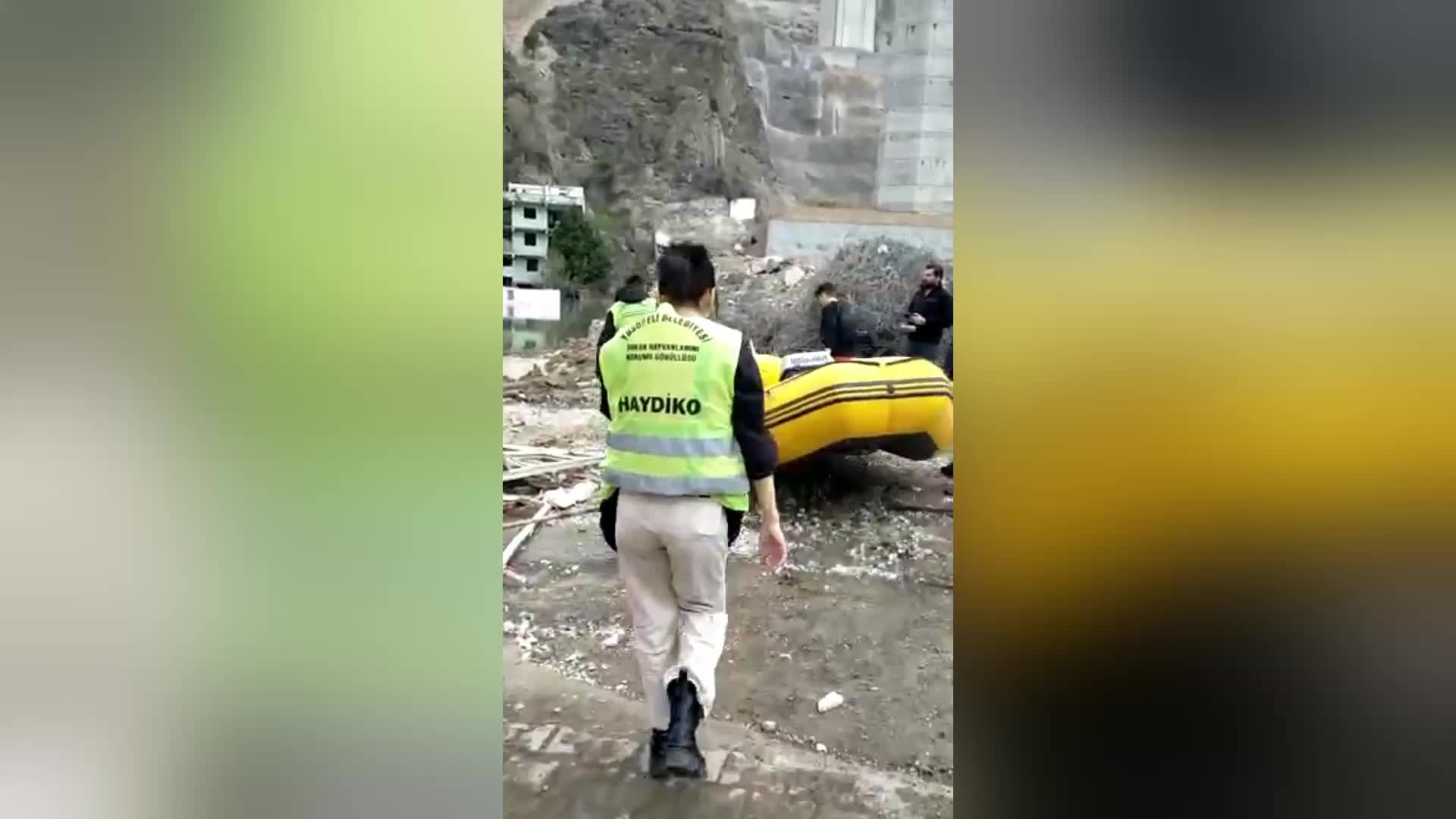 YUSUFELİ'NİN SULAR ALTINDA KALAN ESKİ YERLEŞİM MERKEZİNDE SOKAK HAYVANLARI BOT YARDIMIYLA KURTARILDI