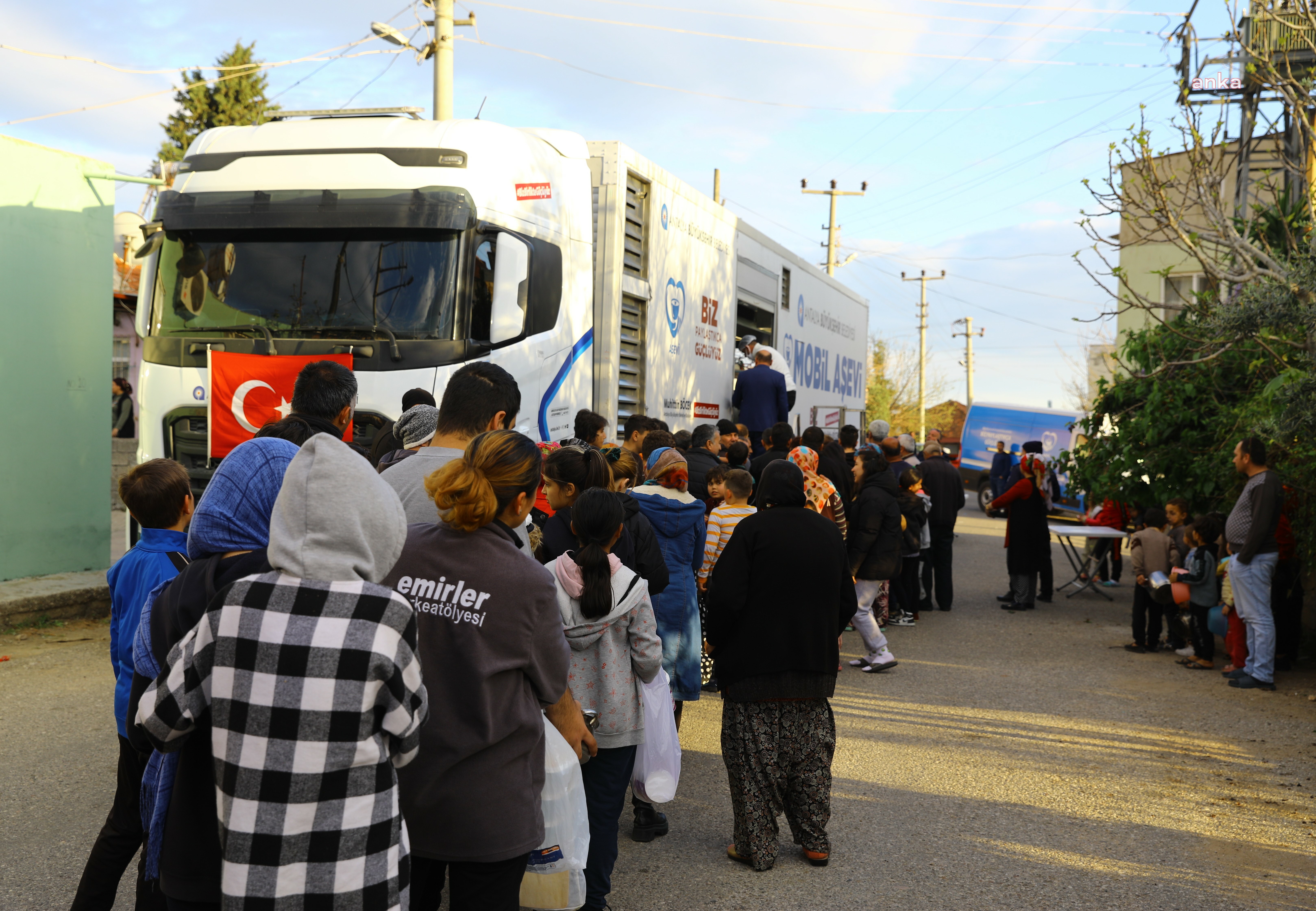 ANTALYA BÜYÜKŞEHİR BELEDİYESİ MOBİL AŞEVİ, YEMEK İKRAMLARINI SÜRDÜRÜYOR