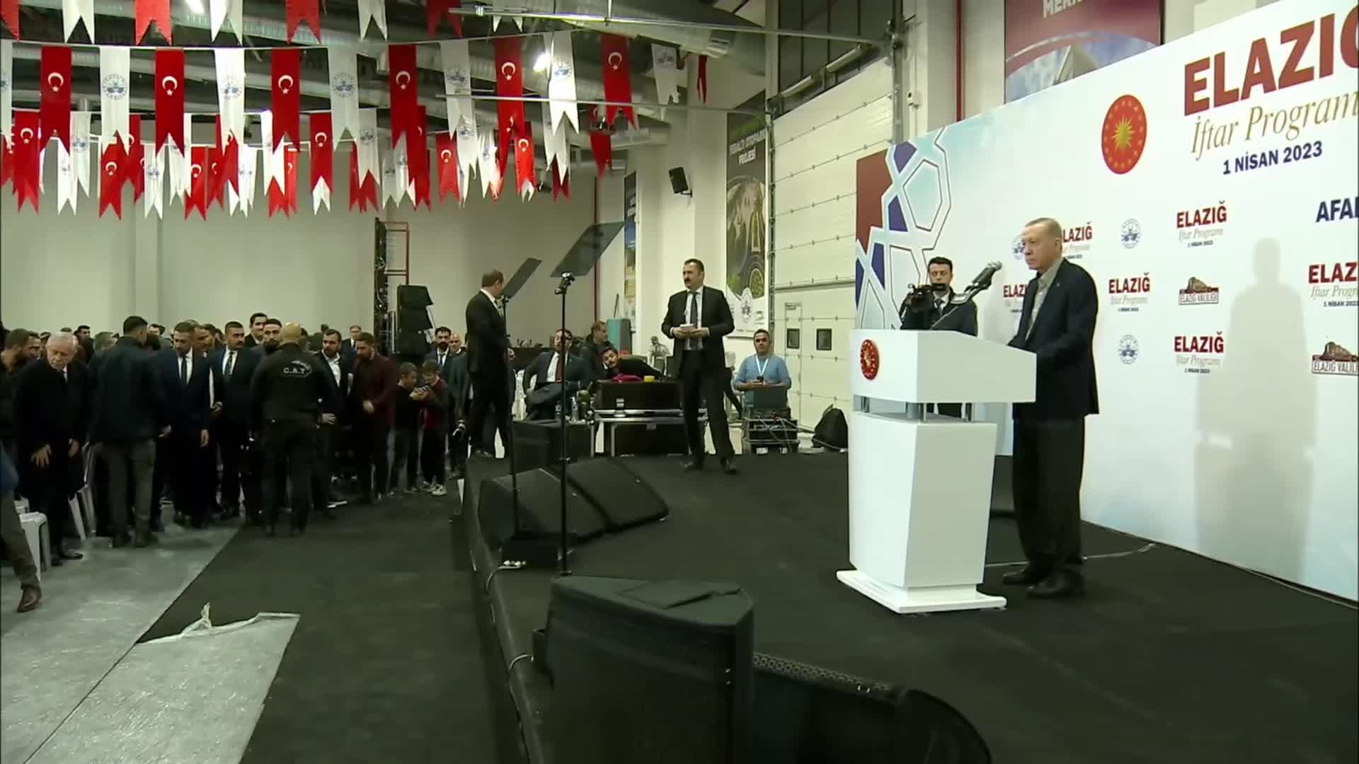 ERDOĞAN’DAN ELAZIĞLI DEPREMZEDELERE: “ŞU SEÇİM GÜNDEMİNİ SUHULETLE ATLATTIKTAN SONRA, DEPREM BÖLGESİNDEKİ ÇALIŞMALARA DAHA FAZLA YÜKLENECEĞİZ”
