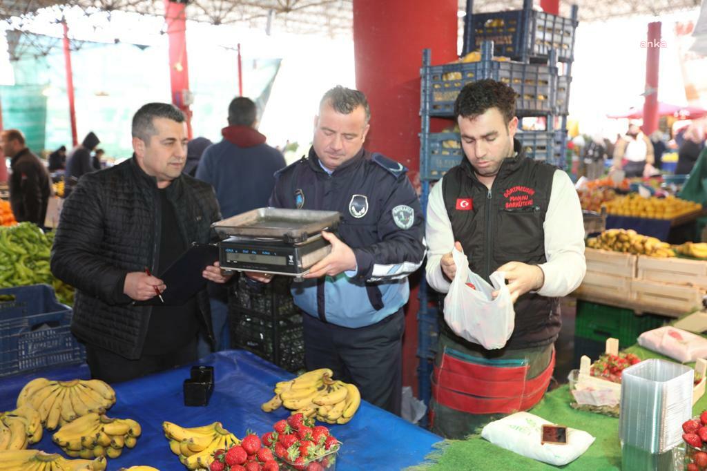 BAYRAKLI ZABITASI, PAZAR YERLERİNDE ÖLÇÜ CİHAZLARINI DENETLEDİ