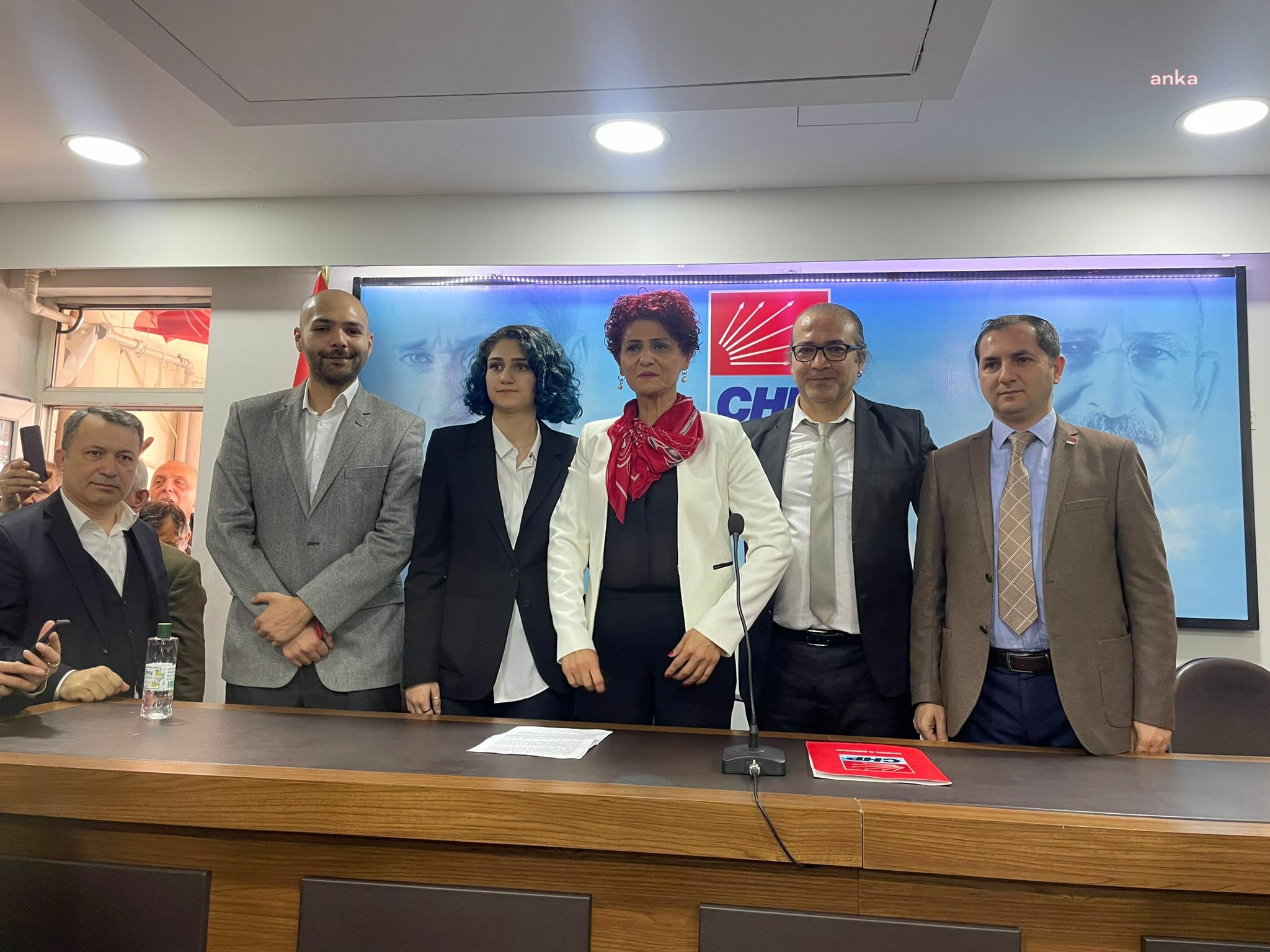 EYT FEDERASYONU BAŞKANLIĞINDAN AYRILAN ÖZÜPAK, CHP MİLLETVEKİLİ ADAYLIĞI İÇİN BAŞVURDU: "DİK DURDUK, EĞİLMEDİK"