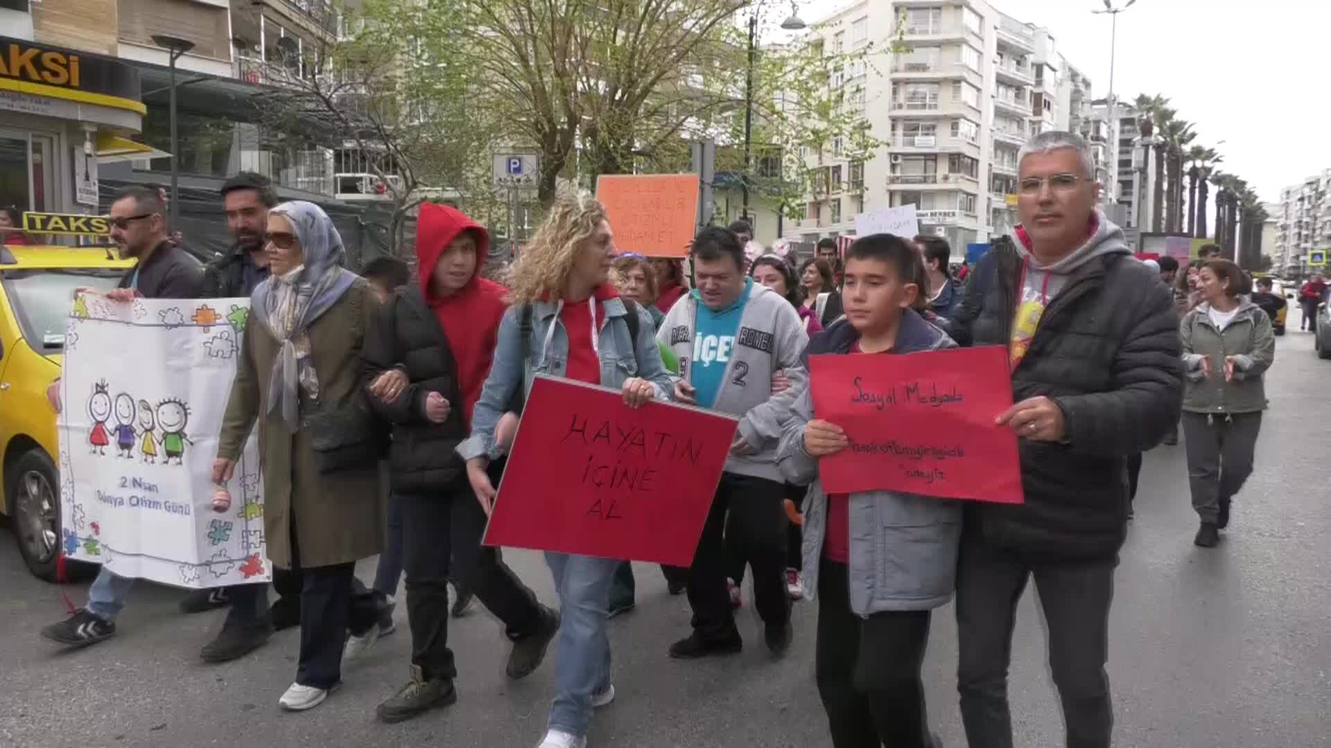 İZMİR’DE OTİZMLİ BİREYLER VE AİLELERİ, 'OTİZM FARKINDALIK' YÜRÜYÜŞÜ DÜZENLEDİ