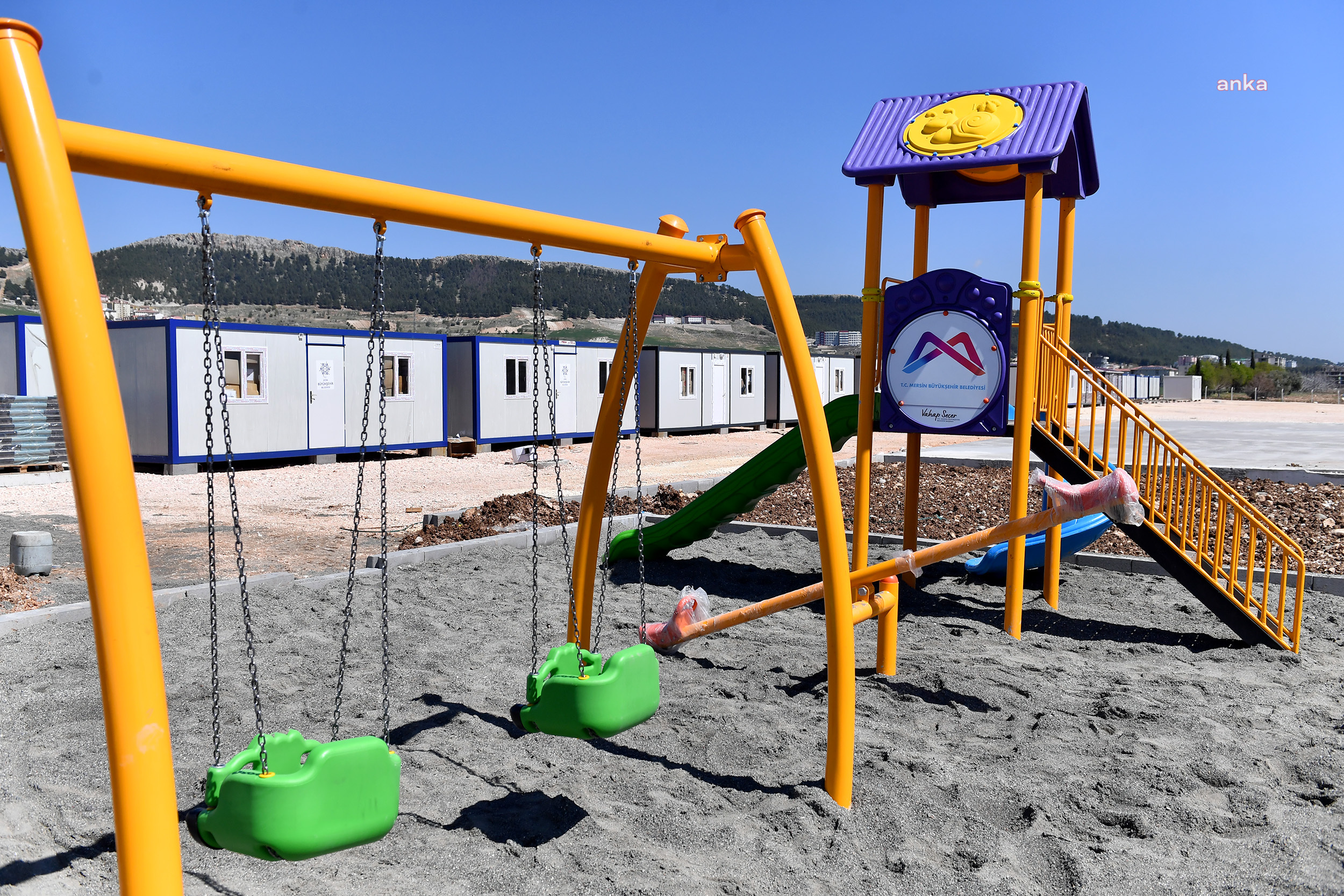 MERSİN BÜYÜKŞEHİR’İN ADIYAMAN’DAKİ KONTEYNER KENTİ, GÖNÜLLÜLERİN DESTEĞİ İLE HAZIRLANIYOR