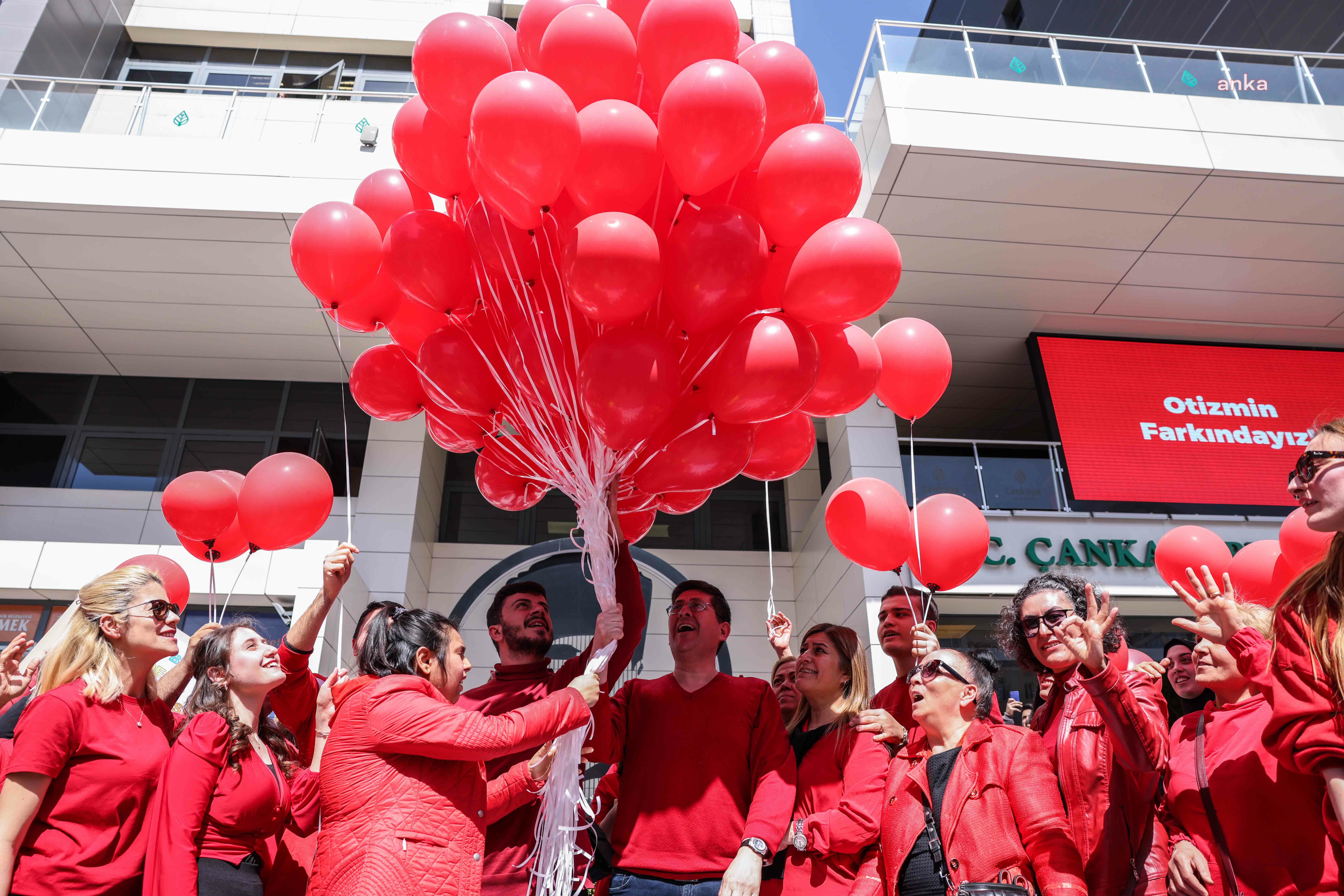 ÇANKAYA'DA KIRMIZI BALONLAR, OTİZM FARKINDALIĞI İÇİN GÖKYÜZÜNE BIRAKILDI