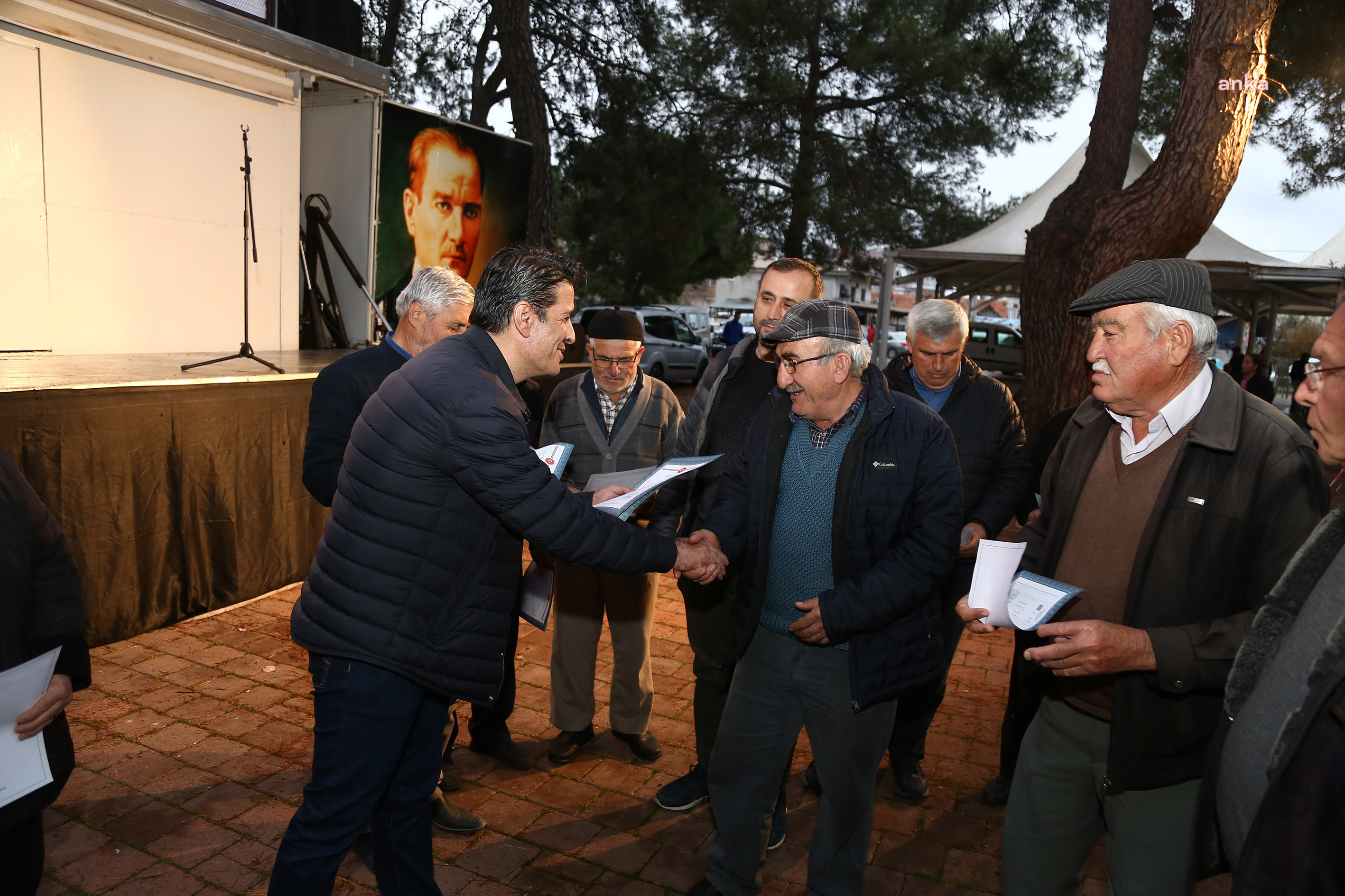 DÖŞEMEALTI YALINLI MAHALLESİ SAKİNLERİNE TAPULARI DAĞITILDI