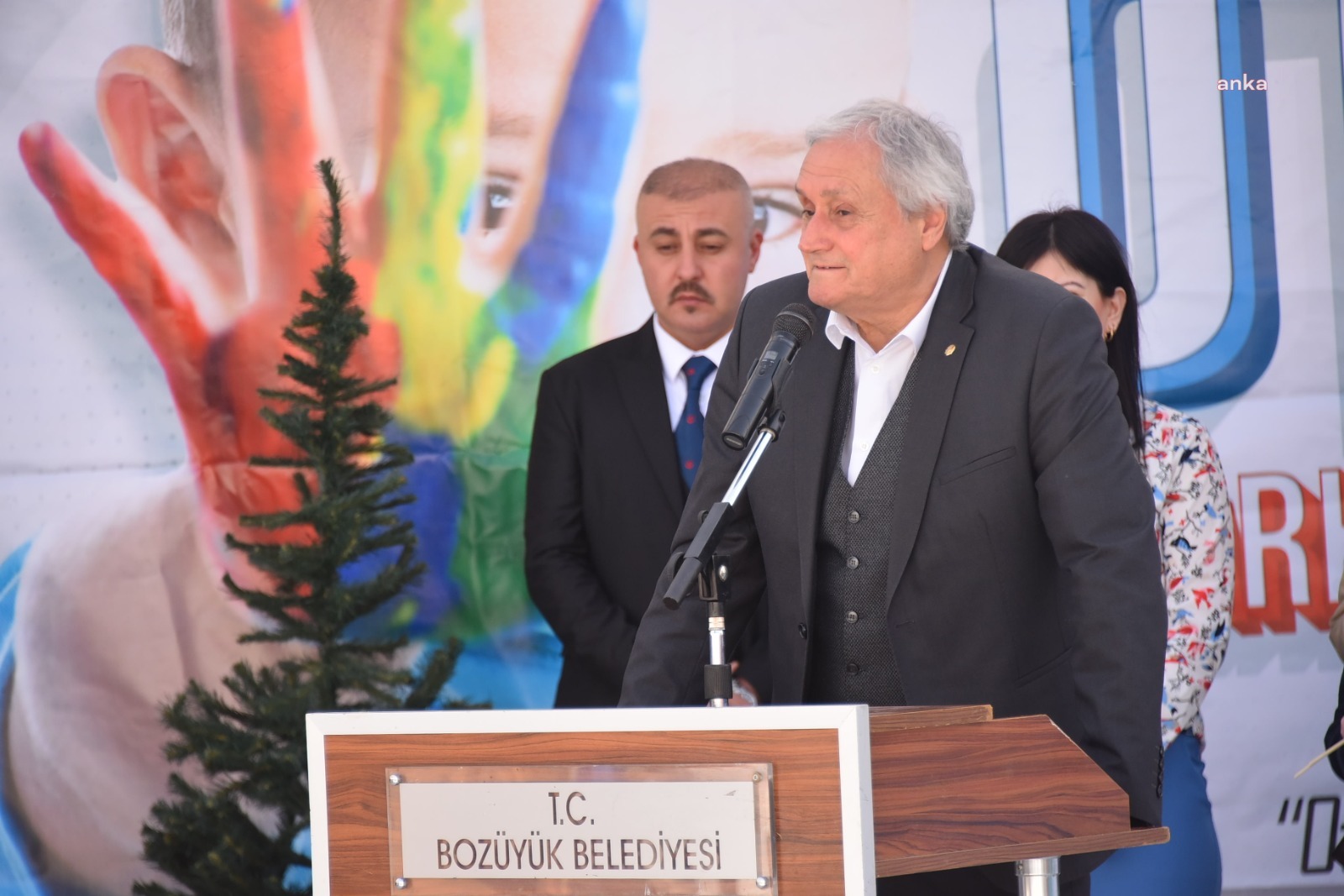 BOZÜYÜK ÇARŞI MEYDAN’DA OTİZM FARKINDALIK ETKİNLİĞİ DÜZENLENDİ