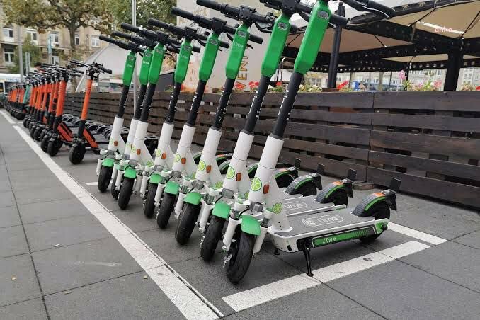 İSTANBUL’DA SCOOTERLAR İÇİN YENİ DÜZENLEME: YAYA TRAFİĞİNİN OLDUĞU YERLERDE HIZ SINIRI UYGULANACAK, BİN 500 PARK ALANI AÇILACAK