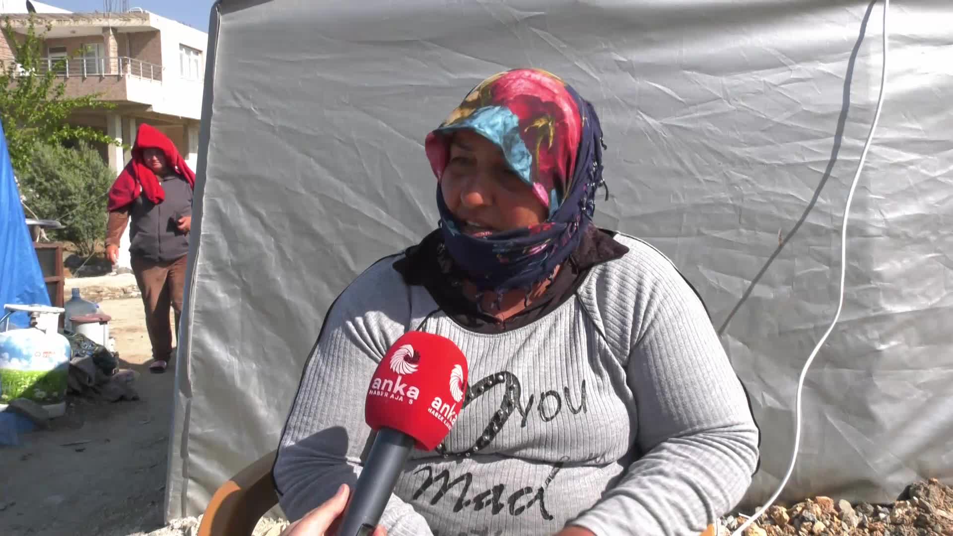 SAMANDAĞLI DEPREMZEDE: “SADECE BİZİM AİLEDEN 6 CAN GİTTİ. YANİ BİZE ELEKTRİK VERDİ, KOLİ VERDİ DİYE HER ŞEY UNUTULDU MU? UNUTULMADI, UNUTULMAYACAK MAALESEF”