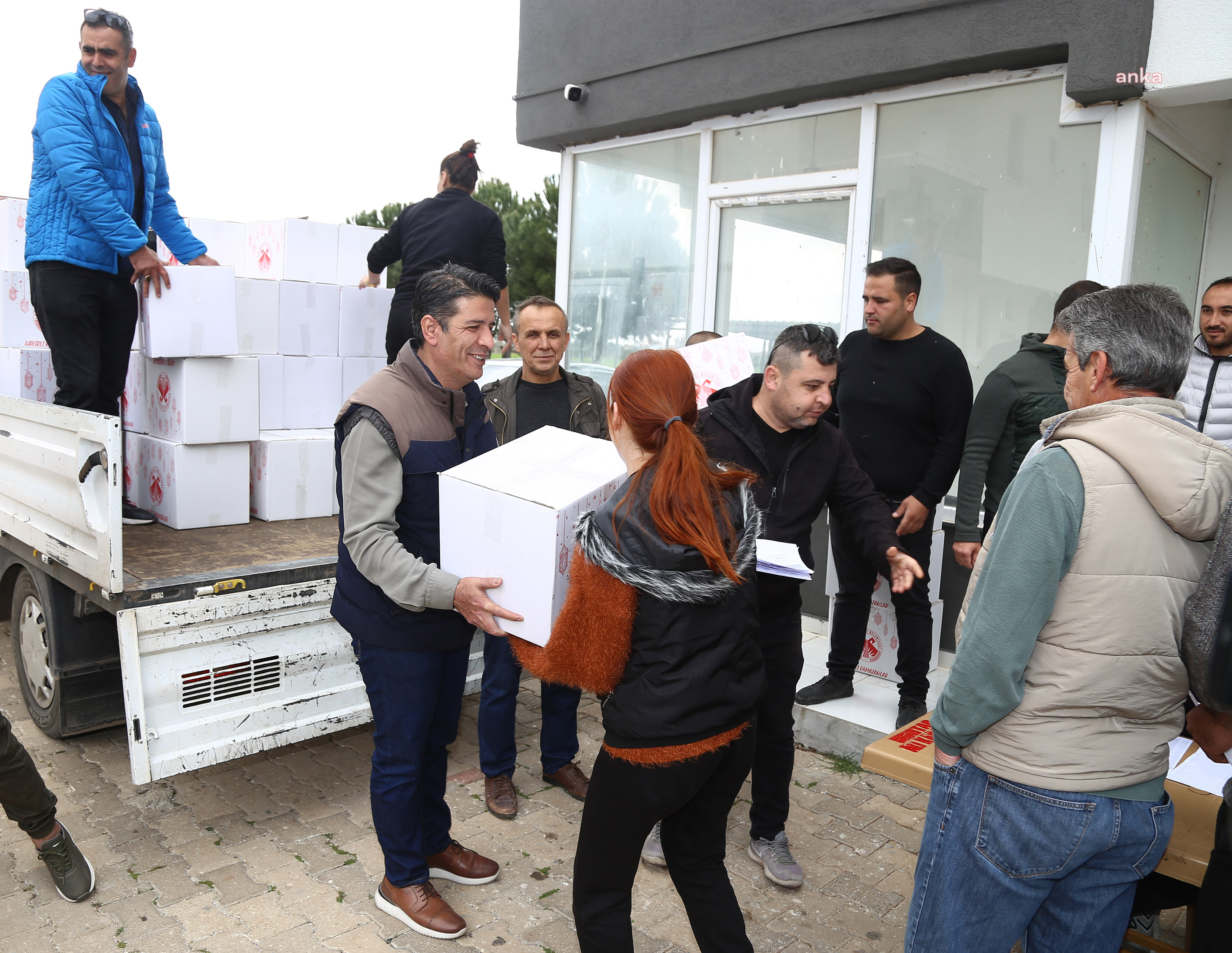 DÖŞEMEALTI BELEDİYE BAŞKANI GENÇ, ERZAK DAĞITIMINA KATILDI