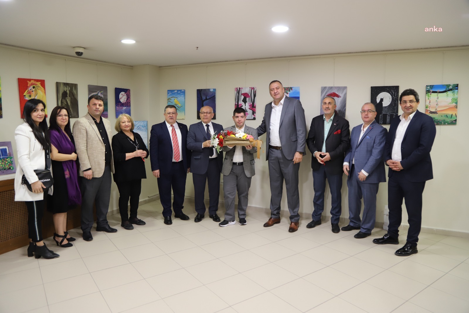 KARTAL BELEDİYESİ, OTİZMLİ GENÇ RESSAM SÜLEYMAN TUNA TAŞKIN'IN RESİM SERGİSİNE EV SAHİPLİĞİ YAPIYOR