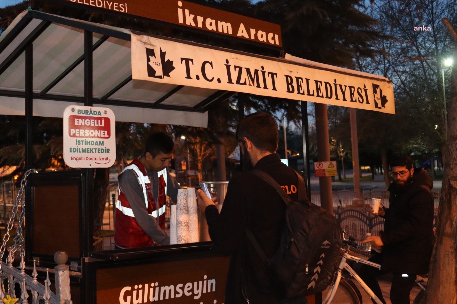 İZMİT BELEDİYESİ SICAK ÇORBA HİZMETİYLE İFTARDA DA VATANDAŞLARIN YANINDA