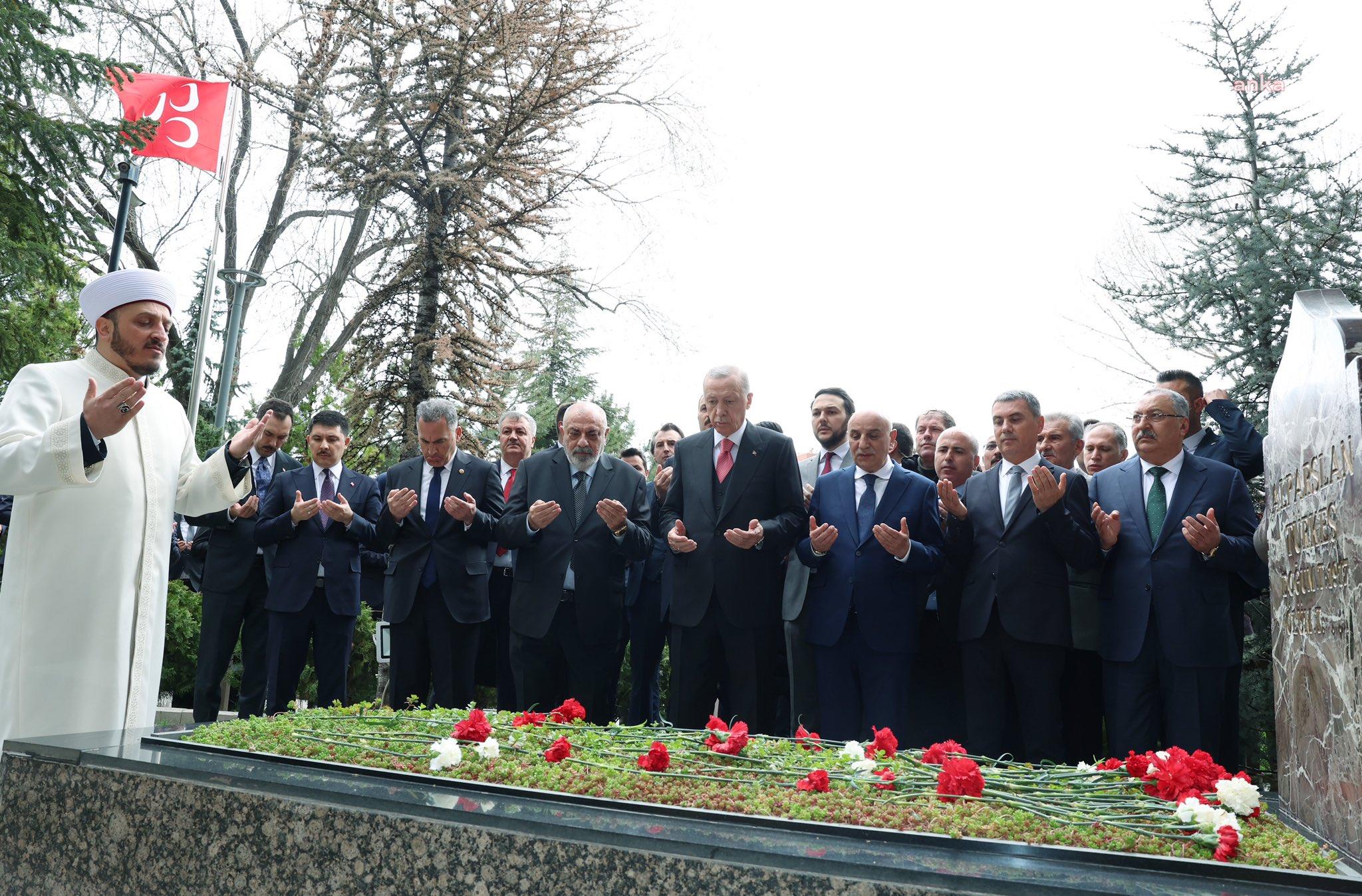 ERDOĞAN, ÖLÜM YILDÖNÜMÜNDE ALPARSLAN TÜRKEŞ’İN KABRİNİ ZİYARET ETTİ