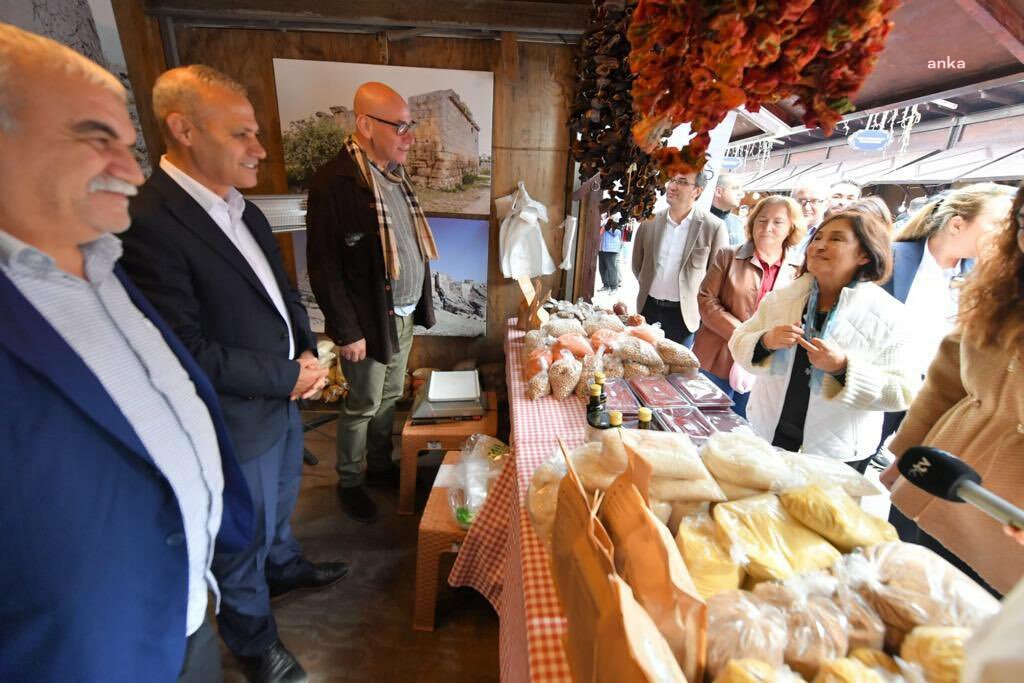 SELVİ KILIÇDAROĞLU, BEYAZIT MEYDANI’NDA DEPREM BÖLGESİNDEN GELEN ÜRETİCİLERİN BULUNDUĞU DAYANIŞMA PAZARI’NI ZİYARET ETTİ: PAZARDAN ALINAN HER ÜRÜN DEPREMZEDE AİLELERE VE ÇOCUKLARINA UMUT OLUYOR"