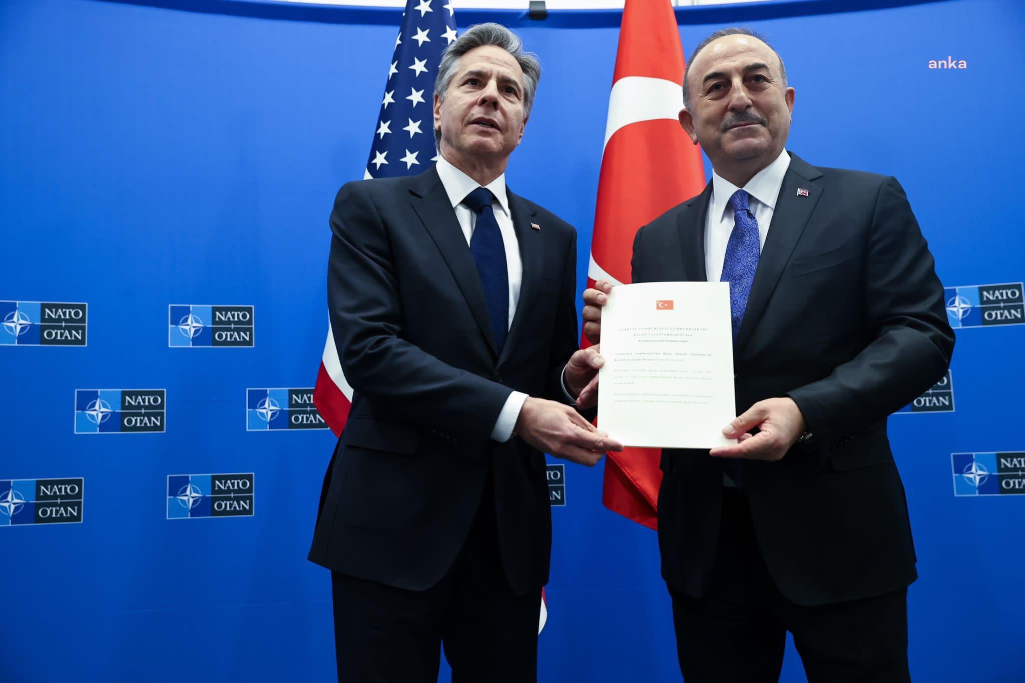 MEVLÜT ÇAVUŞOĞLU, ABD DIŞİŞLERİ BAKANI ANTONY BLINKEN’A FİNLANDİYA’NIN NATO’YA KATILIM ONAY BELGESİNİ TESLİM ETTİ
