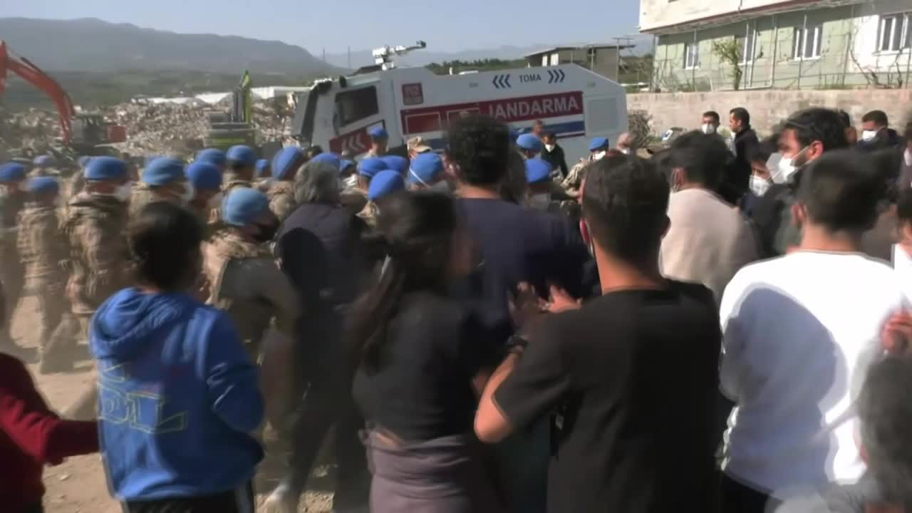 HATAY’DA MOLOZ DÖKÜMÜNE KARŞI 'YAŞAM NÖBETİ' BAŞLATAN DEPREMZEDELERE KOLLUK KUVVETİ BİBER GAZIYLA MÜDAHALE ETTİ