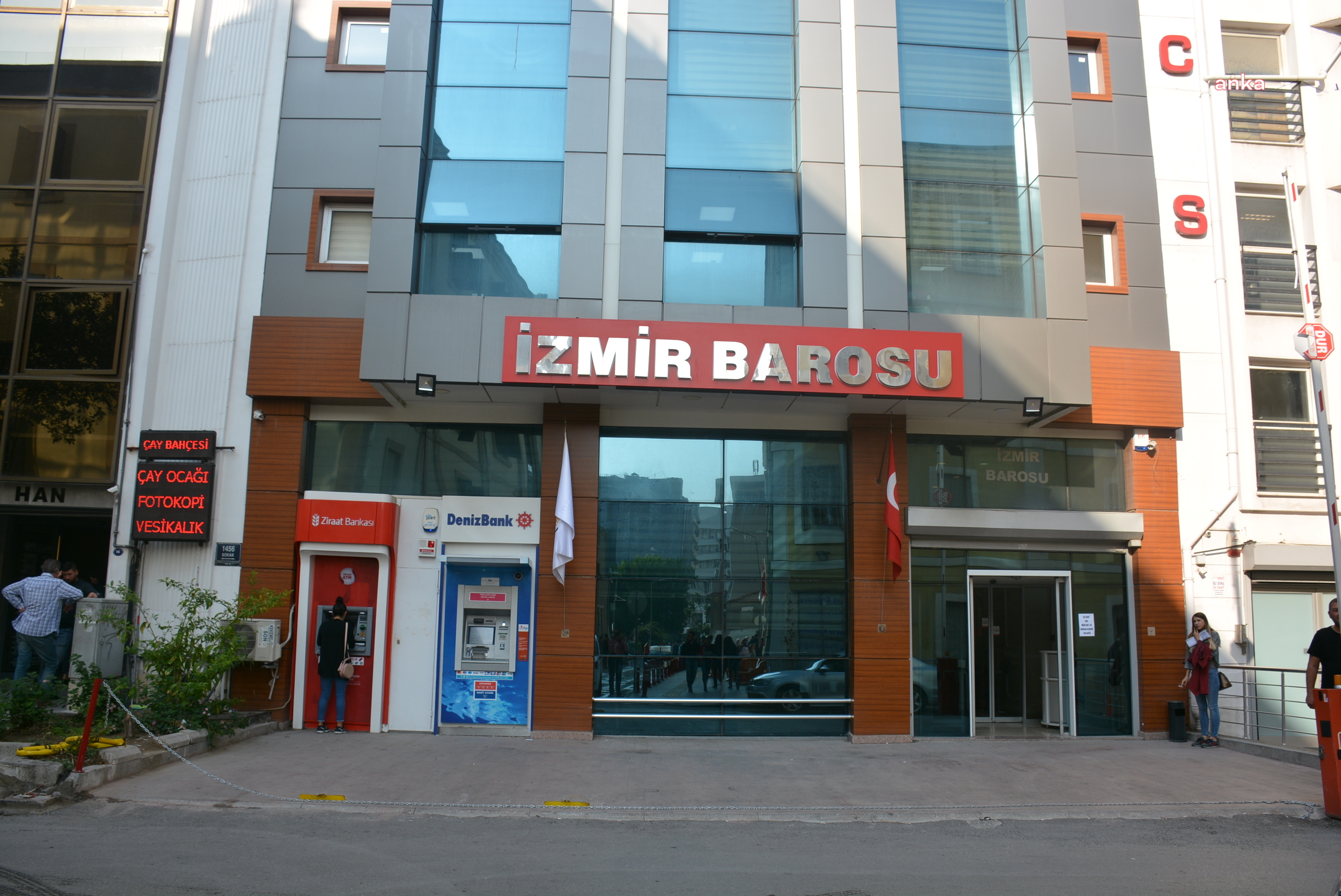 İZMİR BAROSU: YSK KARARI, ANAYASA’NIN YOK SAYILMASIDIR, KABUL EDİLEMEZ
