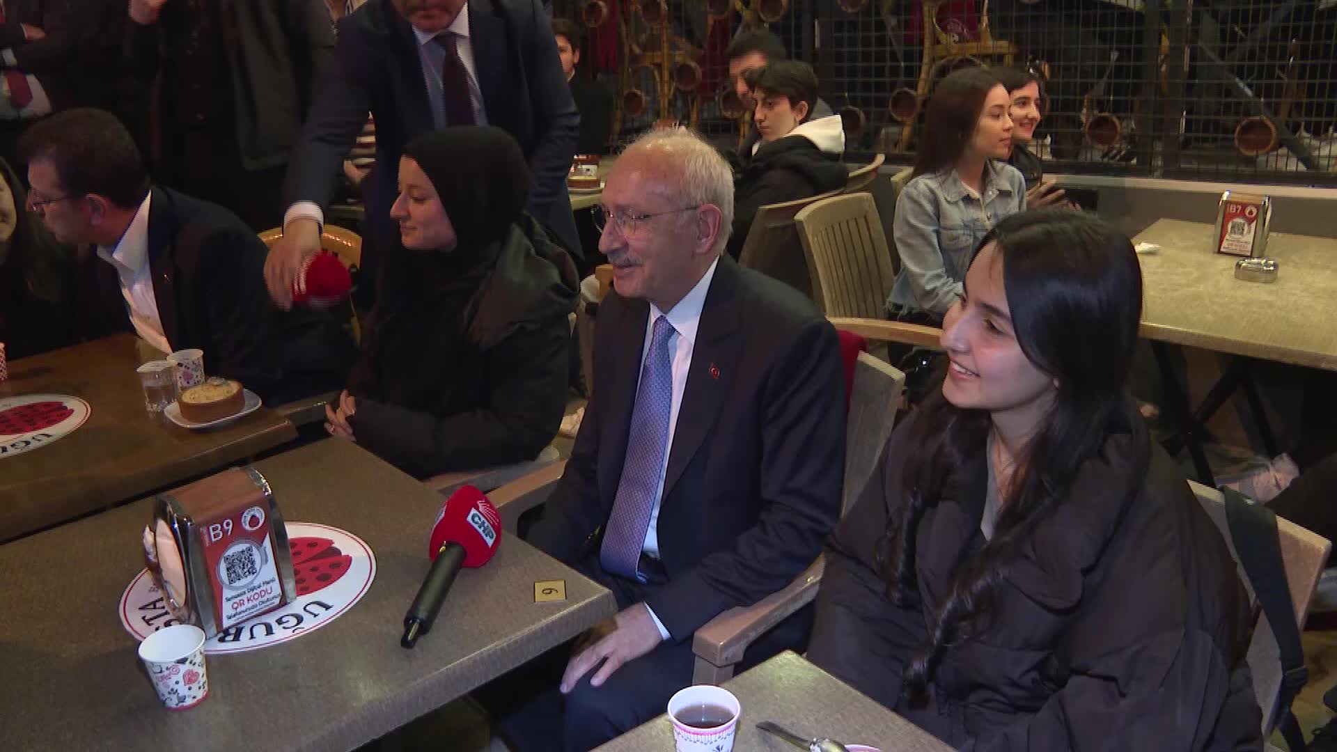 KEMAL KILIÇDAROĞLU İLE TRABZONLU GENÇLER ARASINDA ‘MARTENİÇKA BİLEKLİĞİ’ DİYALOĞU: “DİLEĞİ BİLİYORSUNUZ ZATEN. HEPİMİZİN BİLDİĞİ SIR”