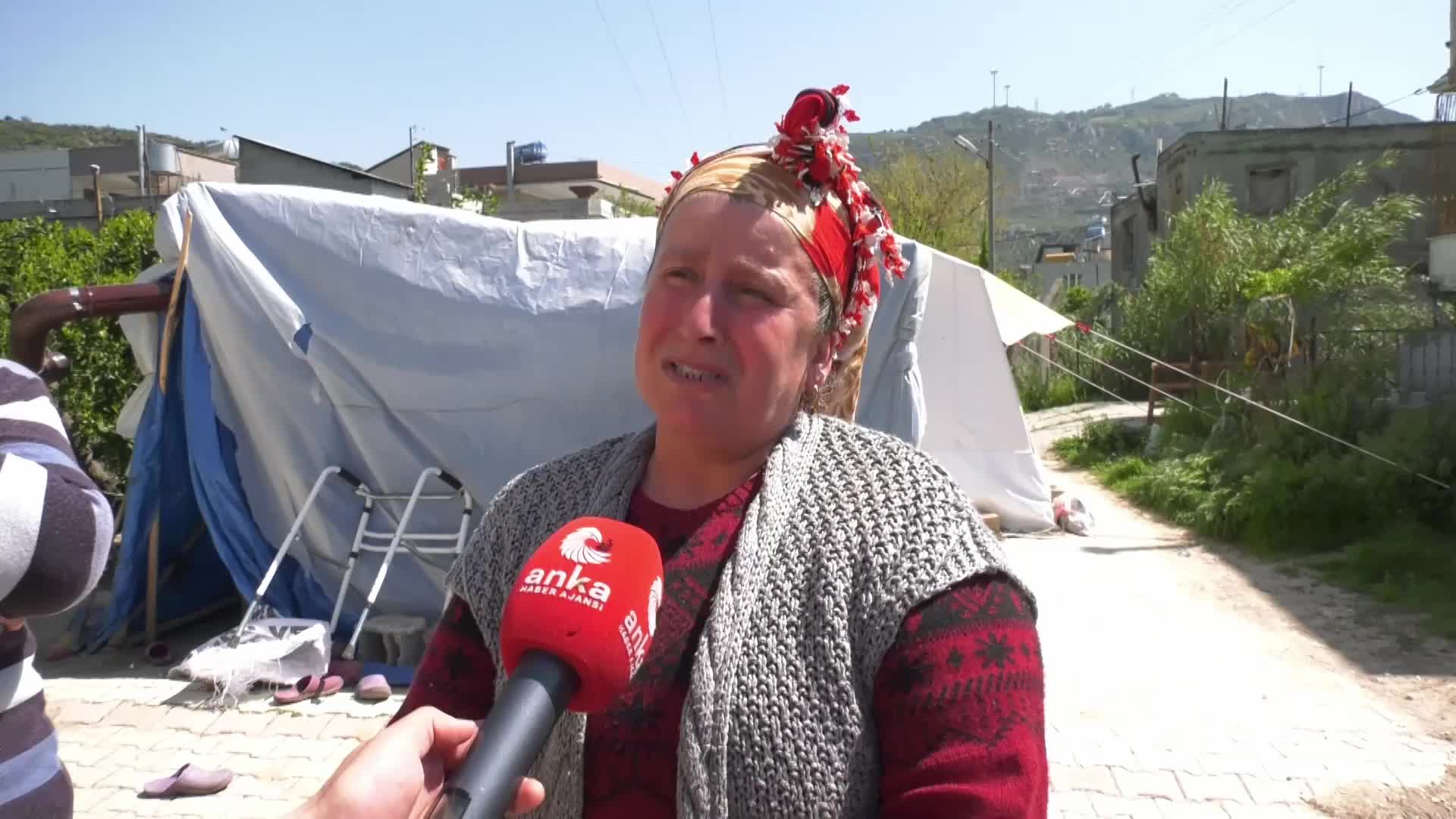 SAMANDAĞLI DEPREMZEDE: “YIKMAYA GELİNCE MAKİNELER ÇOK VAR AMA İNSANLARI ÇIKARABİLMELERİ İÇİN MAKİNE YOK. GELMEDİLER, GEÇ KALDILAR İŞTE BİZİM SIKINTIMIZ BU… BELKİ ŞİMDİ DE BİZİMLE YAŞIYOR OLABİLİRLERDİ”