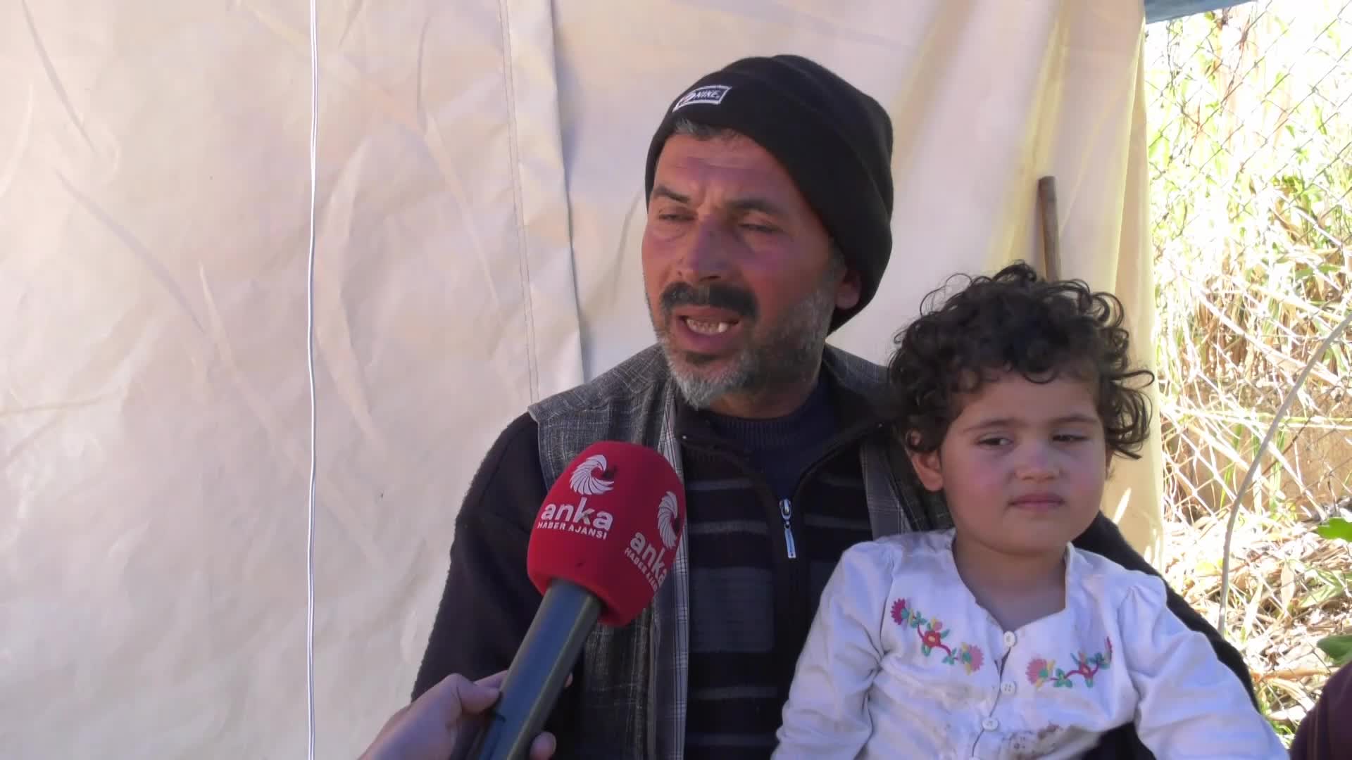 HATAYLI DEPREMZEDE: “İÇME SUYUYLA ÇOK BÜYÜK BİR PROBLEMİMİZ VAR. SÖZDE İÇME SUYU AMA YER ALTI SULARI KARIŞTIKTAN SONRA KİM AĞZINA ALIRSA O SUYU, HASTANELİK OLUYOR”