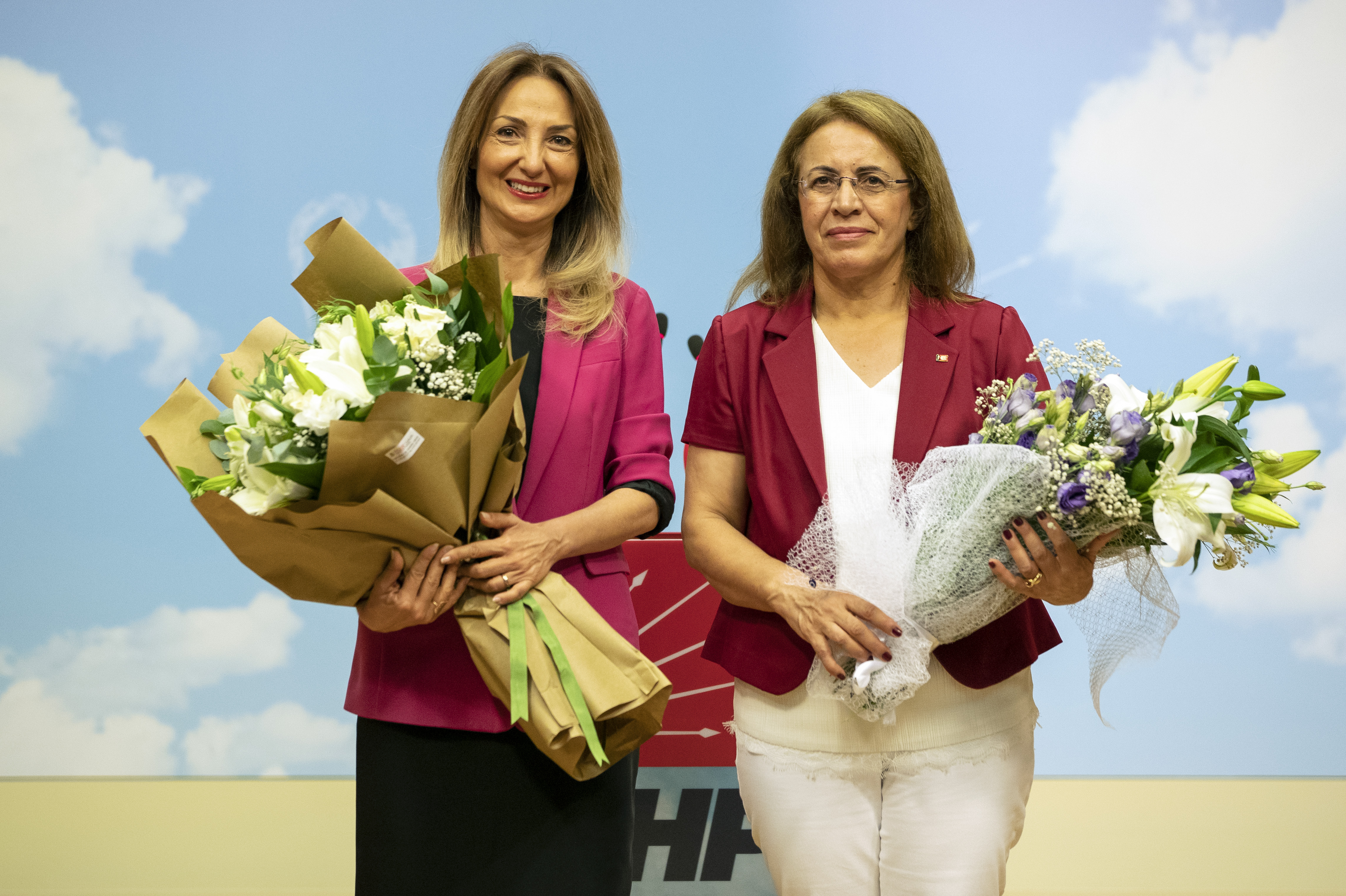 CHP KADIN KOLLARINDA DEVİR TESLİM TÖRENİ YAPILDI: KADINLAR BİRLİK MESAJI VERDİ
