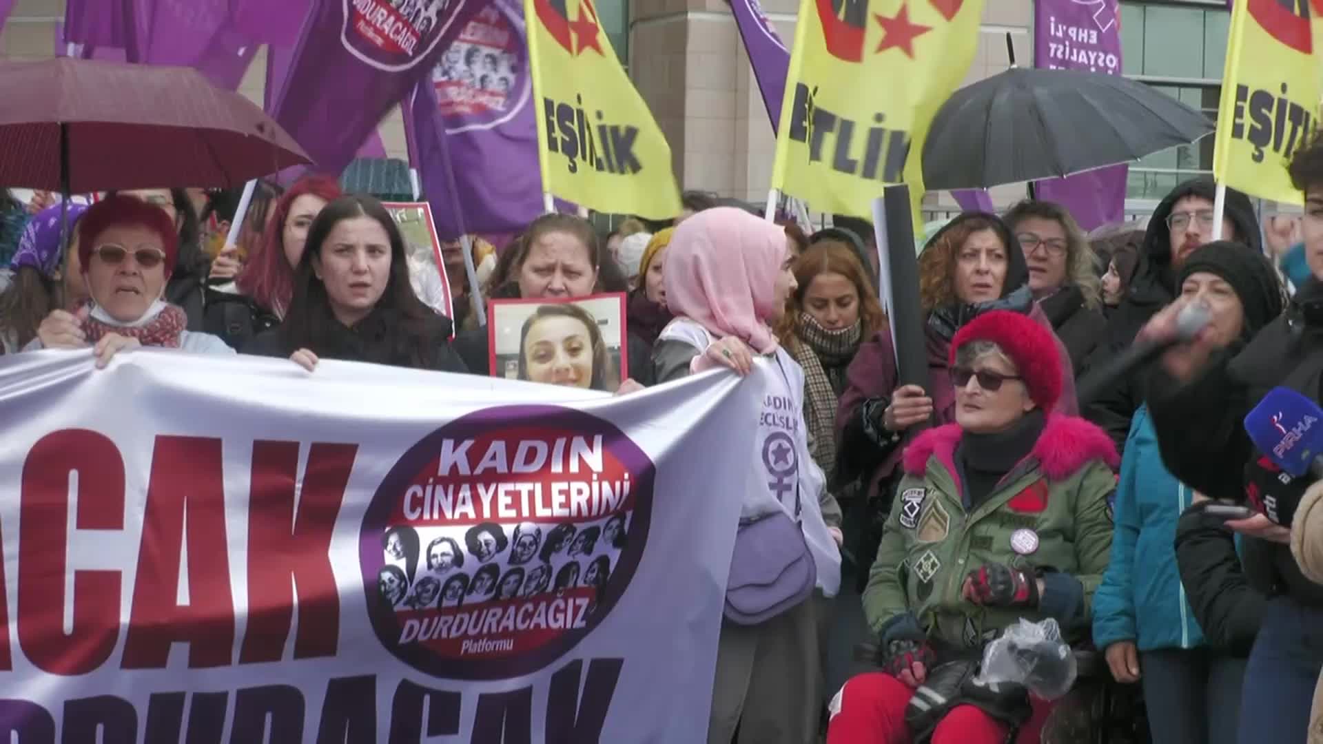 KADIN CİNAYETLERİNİ DURDURACAĞIZ PLATFORMU'NA AÇILAN KAPATMA DAVASI... KADINLAR ADLİYE ÖNÜNDE AÇIKLAMA YAPTI: "14 MAYIS'TAKİ SEÇİMDE 6284 DİYEREK OYLARIMIZI KULLANACAĞIZ"
