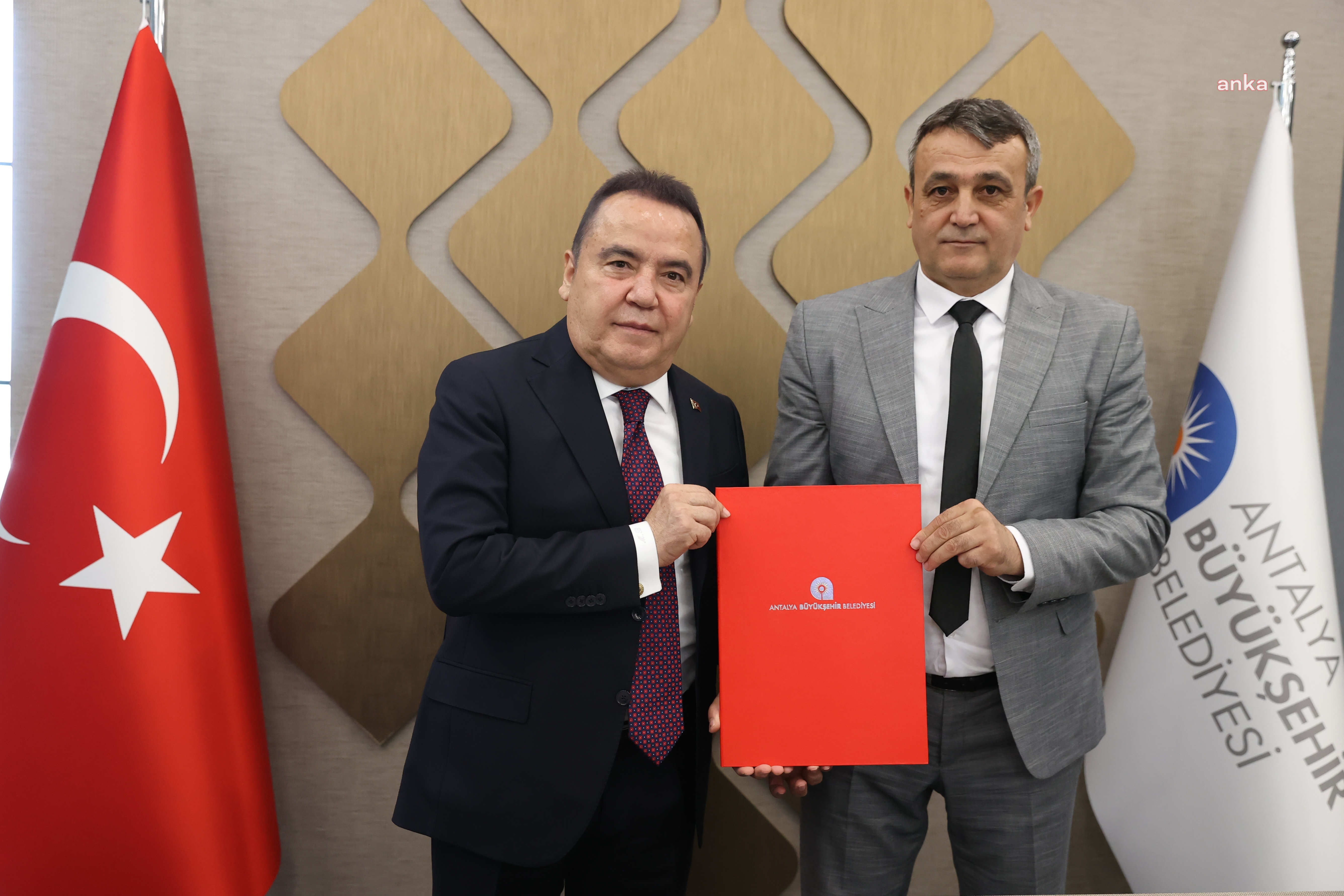 ANTALYA BÜYÜKŞEHİR BELEDİYESİ'NDE TOPLU SÖZLEŞME SEVİNCİ