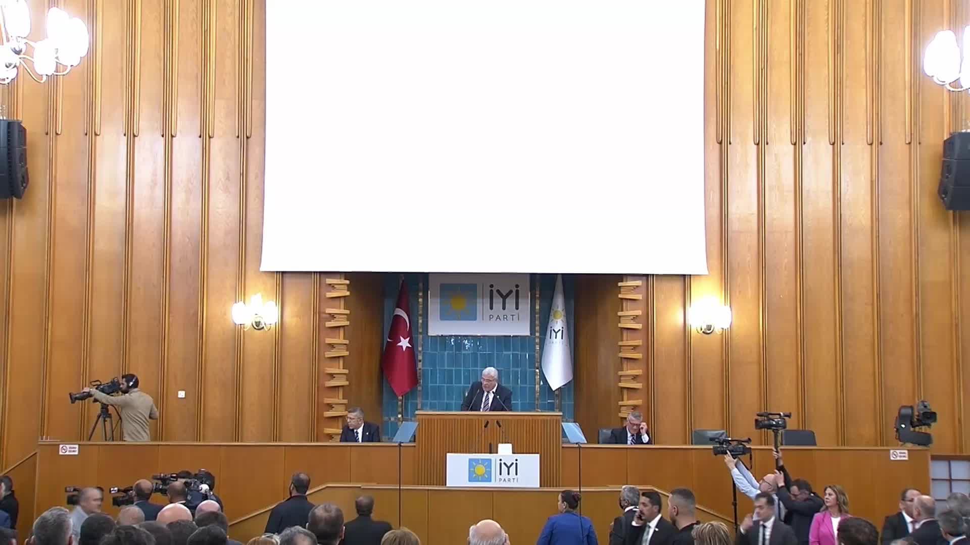 MERAL AKŞENER: “BUNCA ENGELİ, AŞTIKTAN SONRA ŞİMDİ BİZE BU KURŞUN MU 'DUR' DİYECEK? BUNCA TEHDİDE DİRENDİKTEN SONRA ŞİMDİ BİZİ BU KURŞUN MU KORKUTACAK? BUNCA AHLAKSIZLIĞA GÖĞÜS GERDİKTEN SONRA ŞİMDİ BİZİ BU KURŞUN MU SİNDİRECEK?”