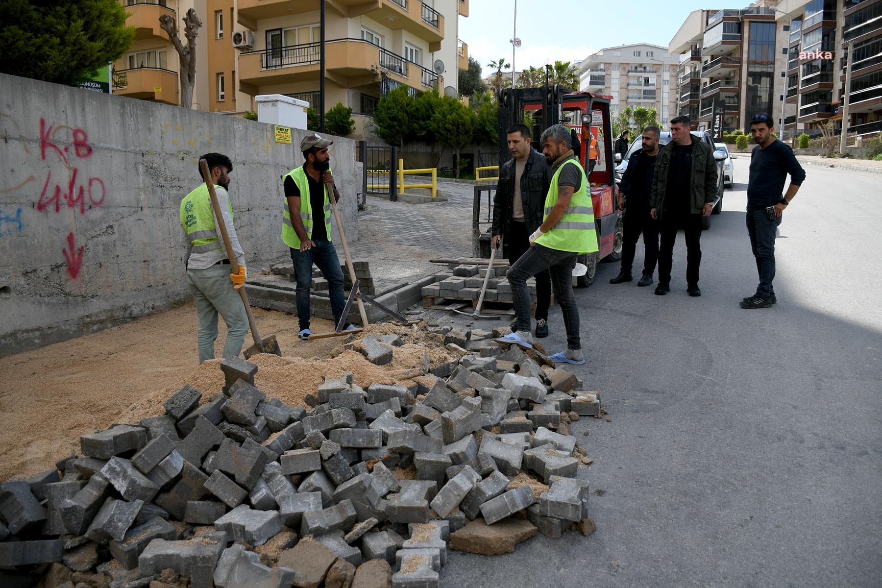 KUŞADASI BELEDİYE BAŞKANI GÜNEL, KENTTE DEVAM EDEN YOL VE PARK ÇALIŞMALARINI YERİNDE İNCELEDİ