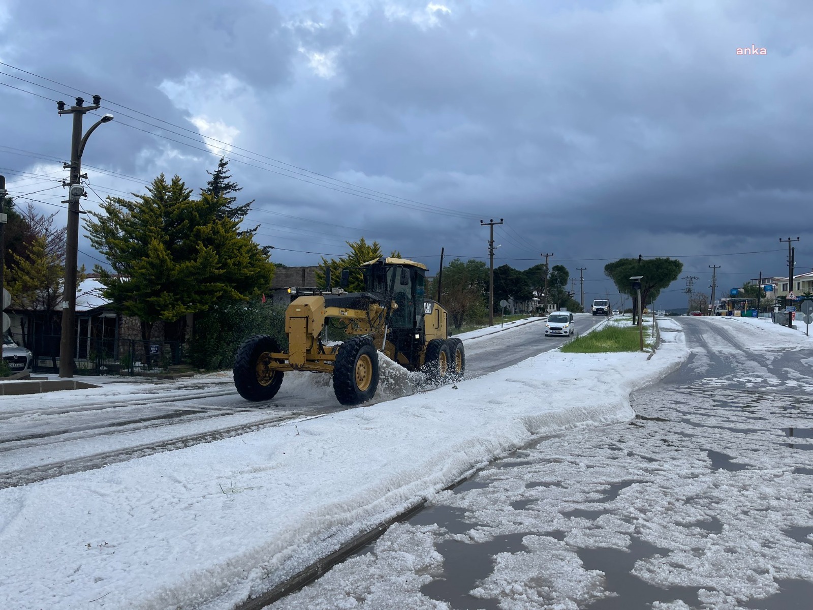 ÇEŞME'DE ETKİLİ  DOLU YAĞIŞI