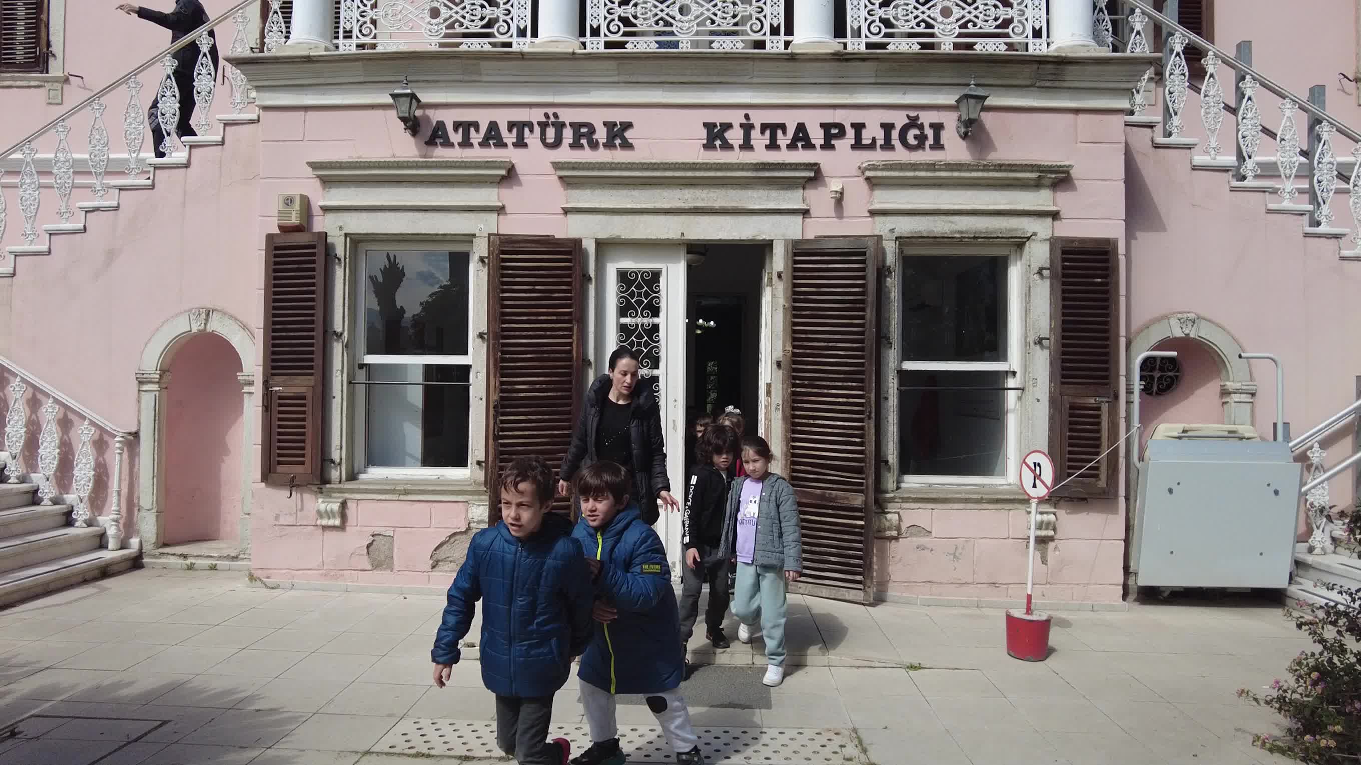 BORNOVA BELEDİYESİ’NDEN DEPREMZEDE ÇOCUKLAR İÇİN MORAL ETKİNLİĞİ
