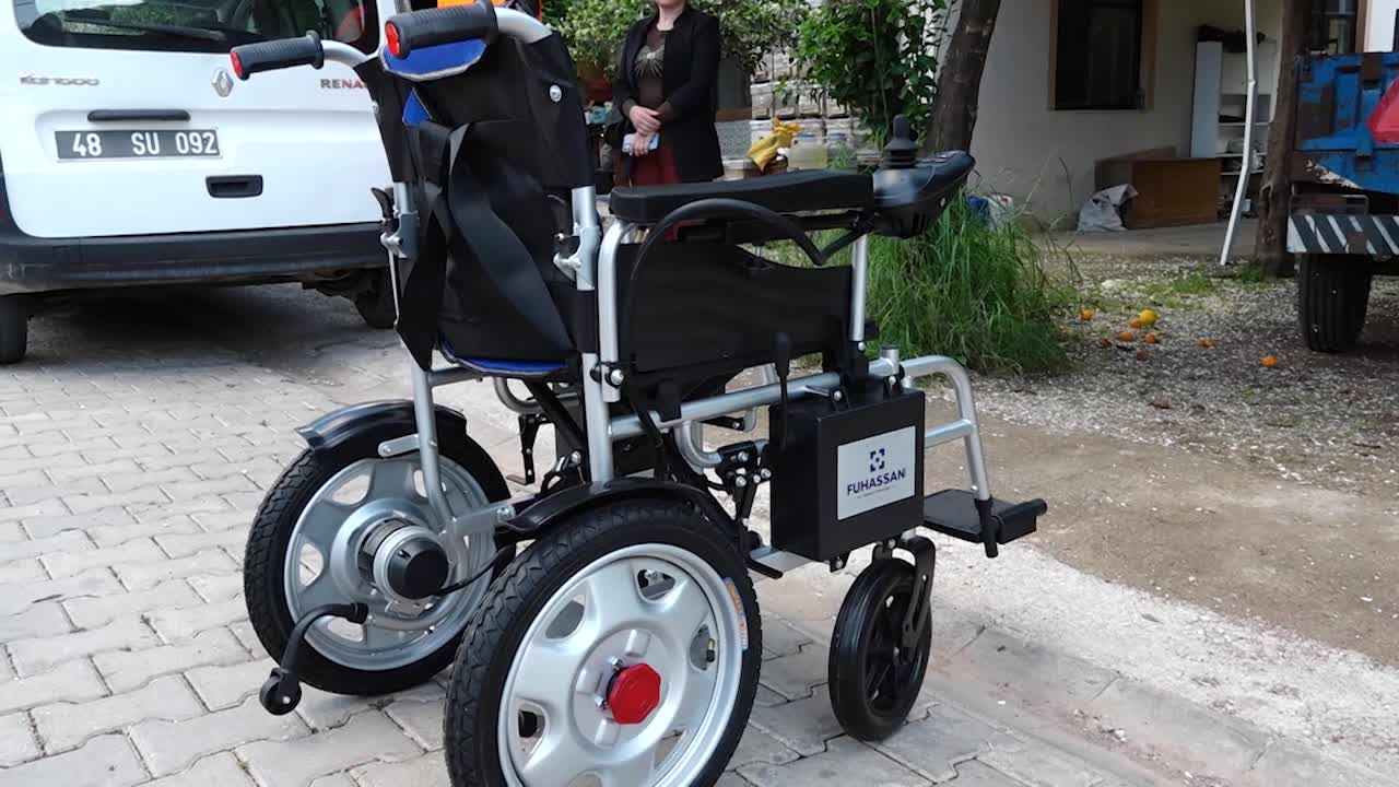 MARMARİS BELEDİYE BAŞKANI OKTAY ENGELLİ YURTTAŞA AKÜLÜ TEKERLEKLİ SANDALYE HEDİYE ETTİ