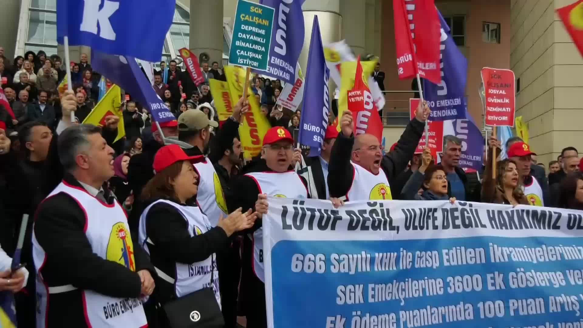 BES ÜYELERİ, ARTAN İŞ YÜKÜNÜ VE  FAZLA MESAİ ÜCRETLERİNE YAPILAN ZAMMI SGK GENEL MÜDÜRLÜĞÜ ÖNÜNDE PROTESTO ETTİ: “İNSAN ONURUNA YAKIŞIR KOŞULLARDA ÇALIŞMAK İSTİYORUZ”
