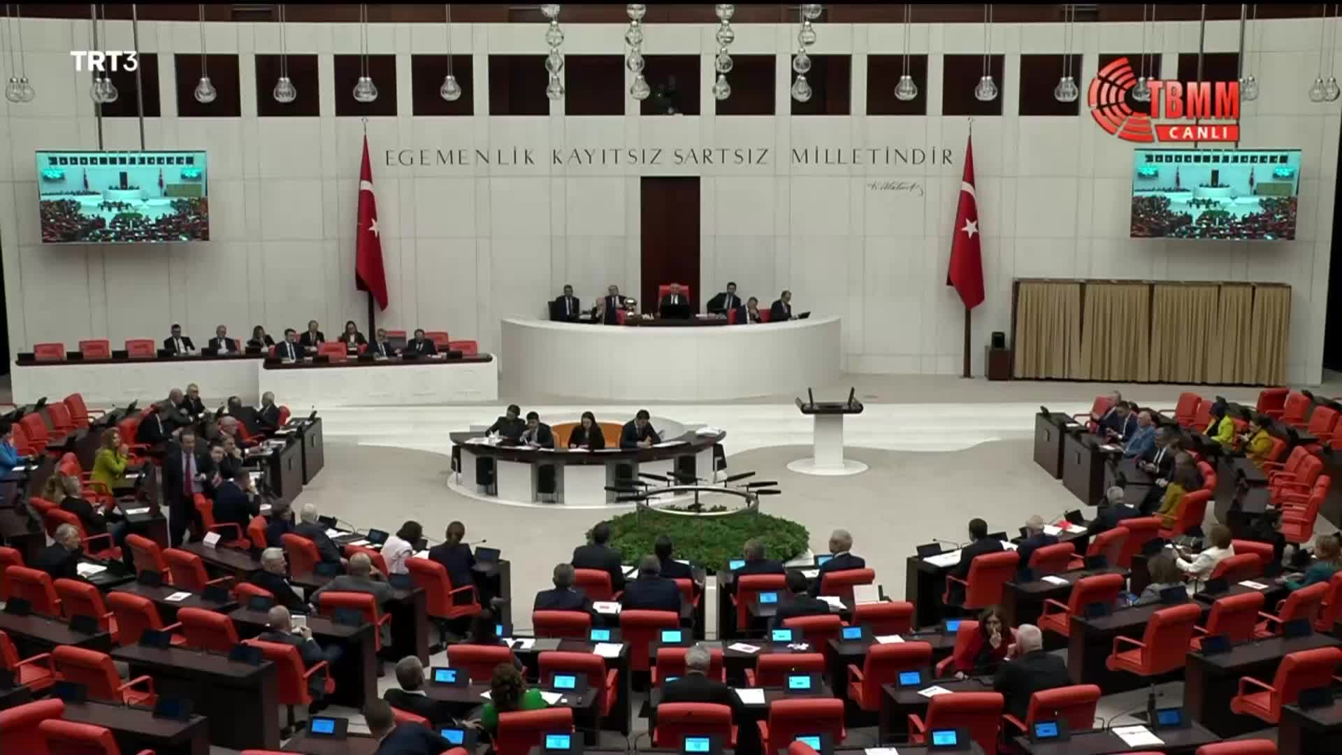 ÖZGÜR ÖZEL'DEN, ESENBOĞA HAVALİMANI'NA ABB OTOBÜSLERİNİN ALINMAMASINA TEPKİ: “ULAŞTIRMA BAKANI’NIN BU TUHAF KARARDAN GERİ DÖNMESİNİ BEKLİYORUZ”