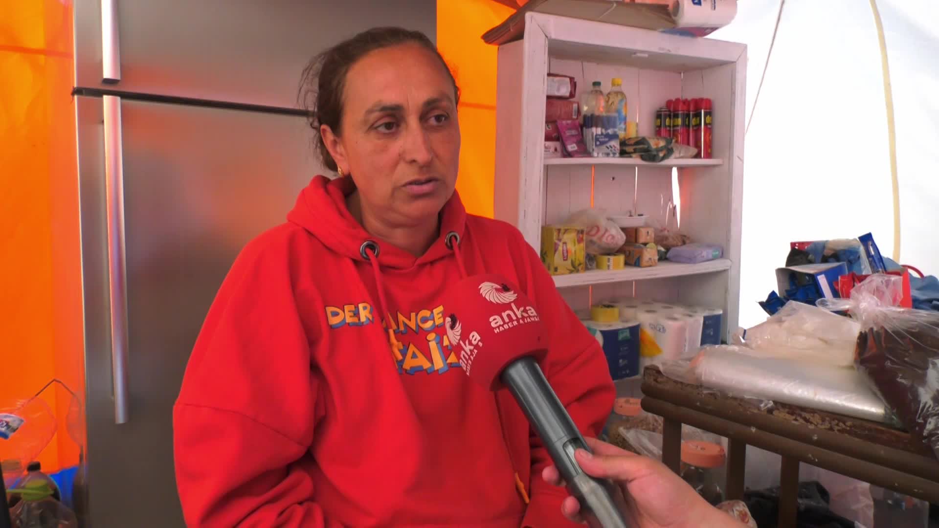 SAMANDAĞ’DA MARKETİ YIKILAN ESNAF, ‘ÇADIR BAKKAL’ AÇTI: “YÜZDE 10’UNU ÇIKARDIK MARKETİMİZDEN. DEDİK, BARİ ÇOCUKLARIMIZIN EKMEĞİNİ KAZANALIM, ZİYAN OLMASIN"