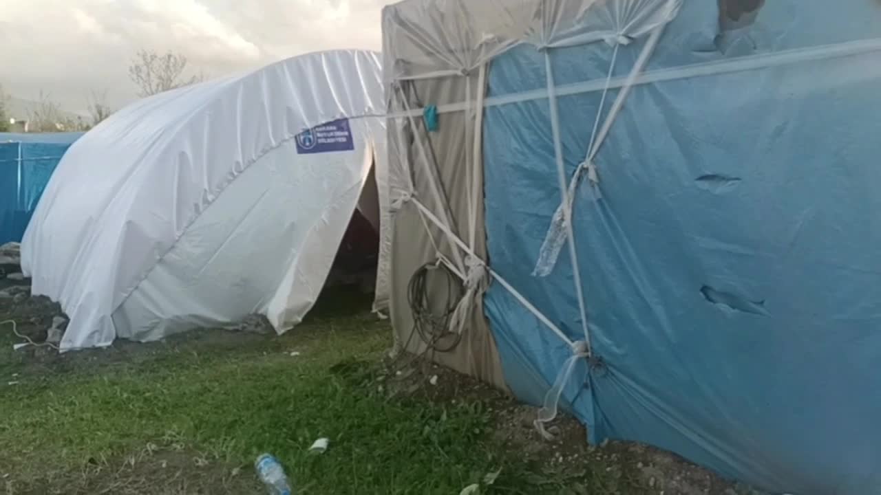 ÇADIRKENTTE ÖNCE TÜPÜ VE YATAĞI SONRA ÇADIRI KAYBOLAN OSMANİYELİ DEPREMZEDE: "BEKÇİ Mİ TUTACAĞIM SENİN ÇADIRA DEDİLER"