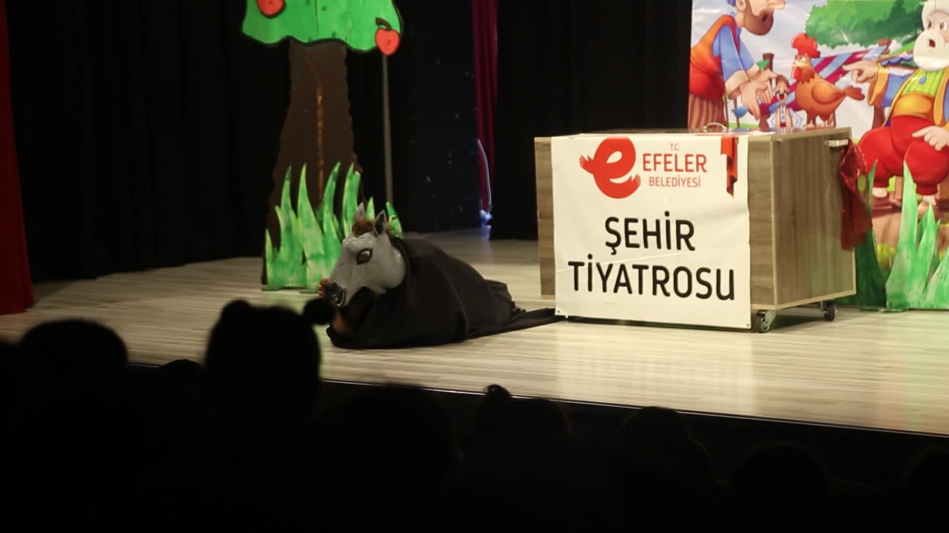 EFELER BELEDİYESİ, DEPREMZEDE ÇOCUKLARI ‘NASREDDİN HOCA VE ÇOCUKLAR’ OYUNUYLA BULUŞTURDU