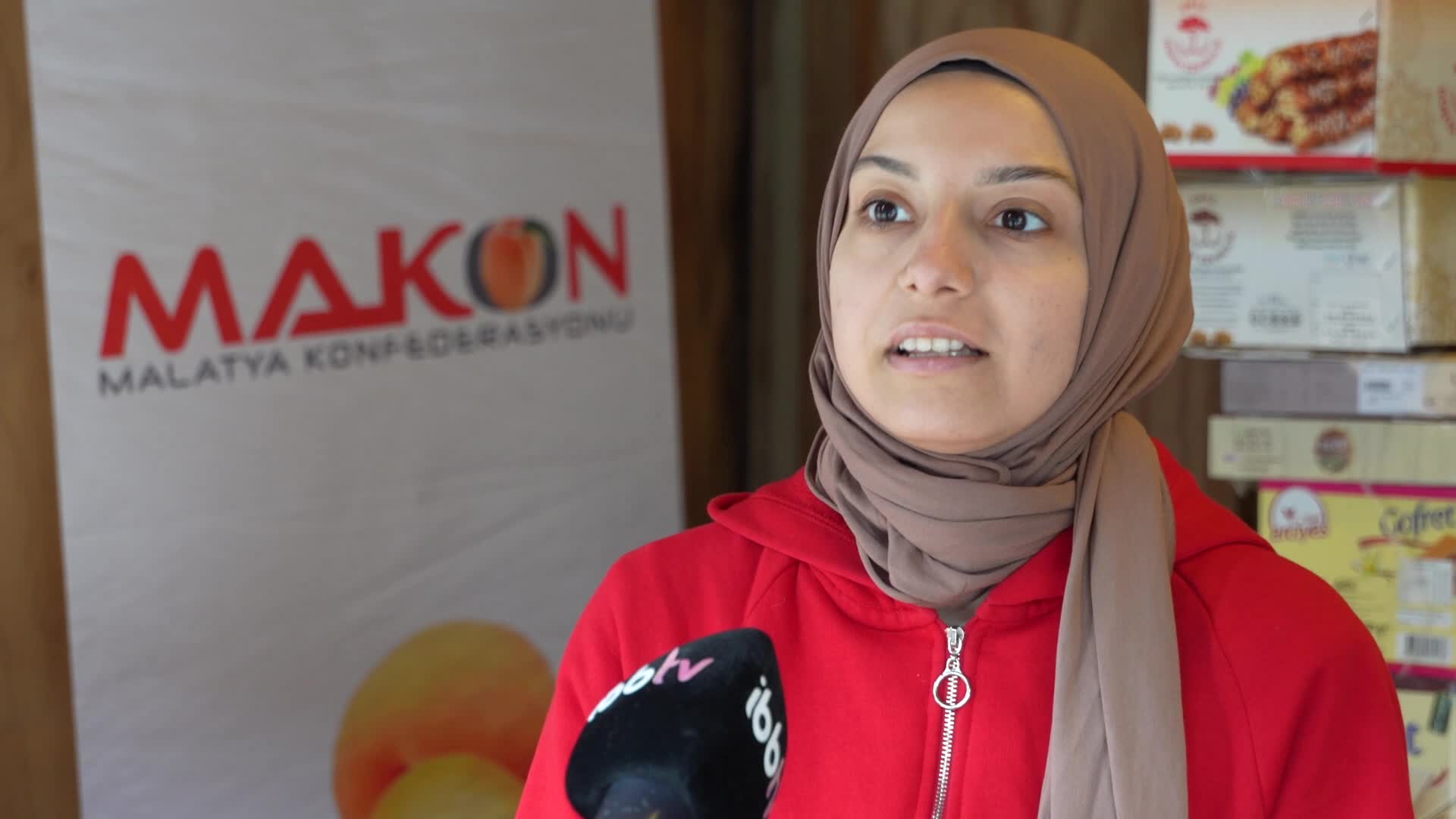 İBB, DEPREMZEDE ÜRETİCİLER İÇİN BEYAZIT MEYDANI'NDA 'DAYANIŞMA PAZARI' KURDU