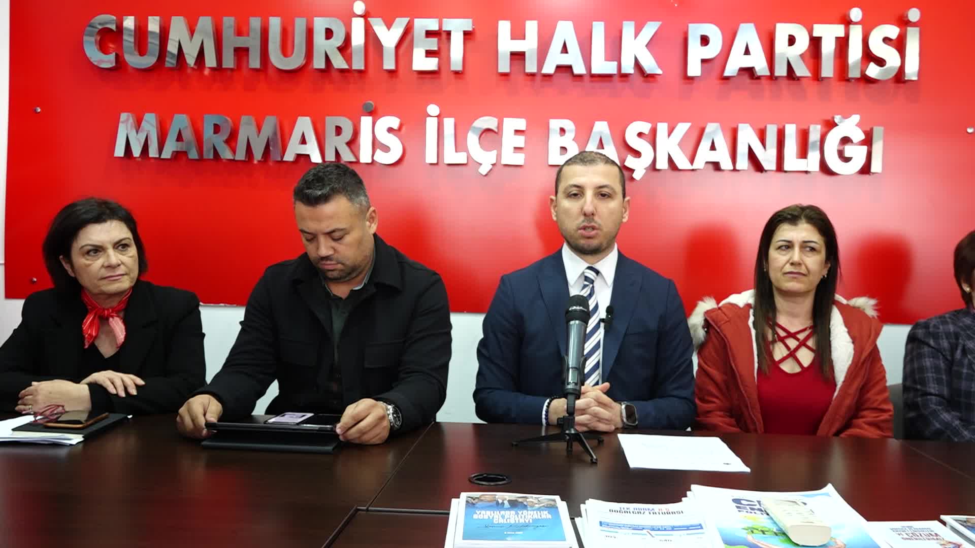 CHP MARMARİS İLÇE BAŞKANI ZEKİCAN BALCI İLE BİRLİKTE AÇIKLAMA YAPAN ÖZLEM ŞAHİNOĞLU: “BEN HİÇBİR ZAMAN TRABZON’A GİTMEDİM. O GÜN ORADA OLDUĞUMU İDDİA EDEN KİŞİLER İSPATLASINLAR”