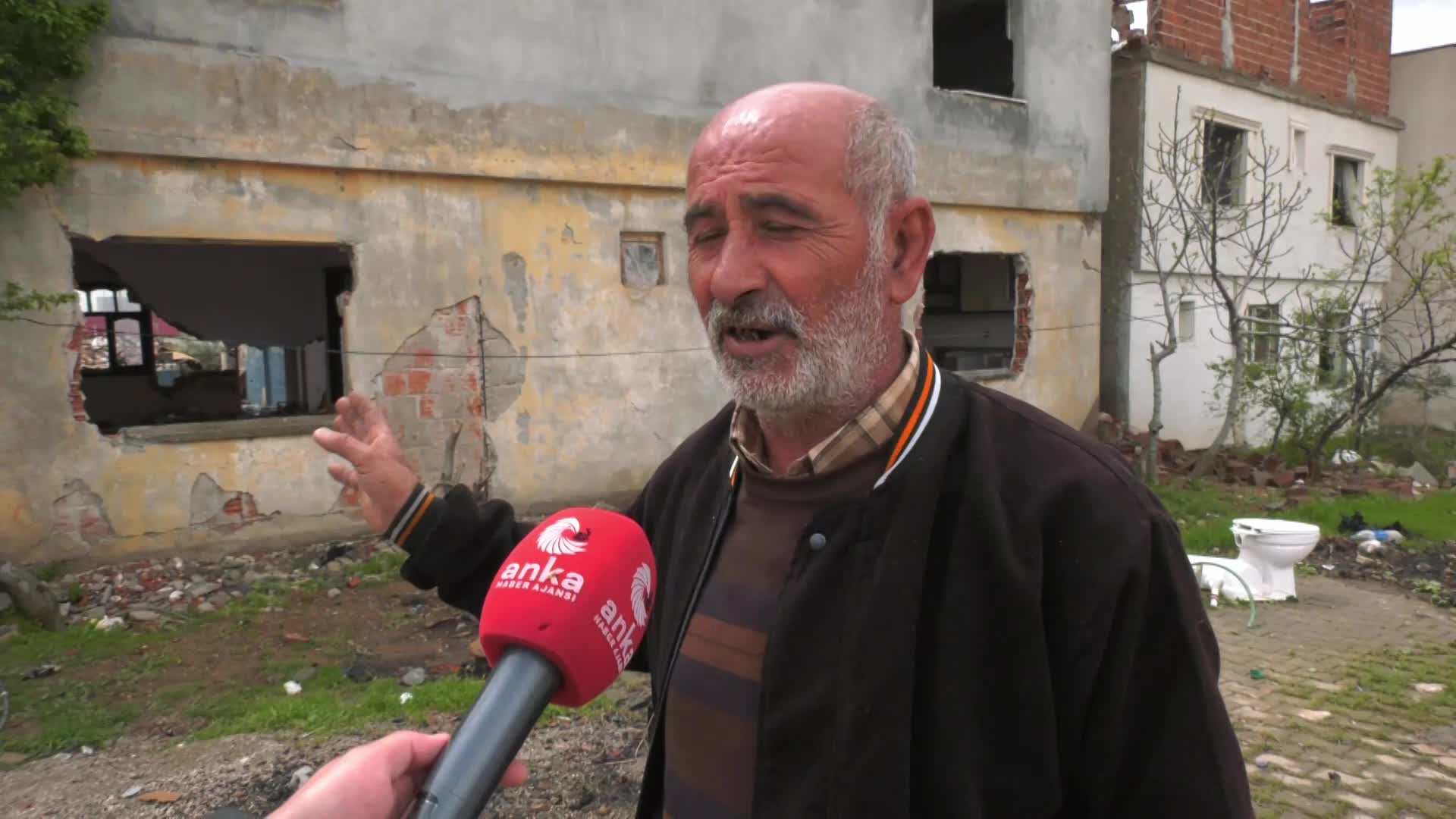 NURDAĞI’NDA YEM DESTEĞİ ALAMAYAN BESİCİ: “BİR MALI OLANA BİR TON YEM VERİYOR. 10 MALI OLANA 60 TON YEM GELMİŞ. BİZE YEM YOK. ÇADIR VERMİŞLER. BİZE ÇADIR YOK”