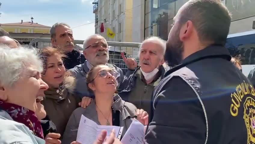 CUMARTESİ ANNELERİ'NE GALATASARAY MEYDANI'NDA GÖZALTI: "KAYIPLARIMIZI ARAMAYA, AKIBETLERİNİ SORMAYA, FAİLLERİNİN CEZALANDIRILMASINI İSTEMEYE DEVAM EDECEĞİZ”