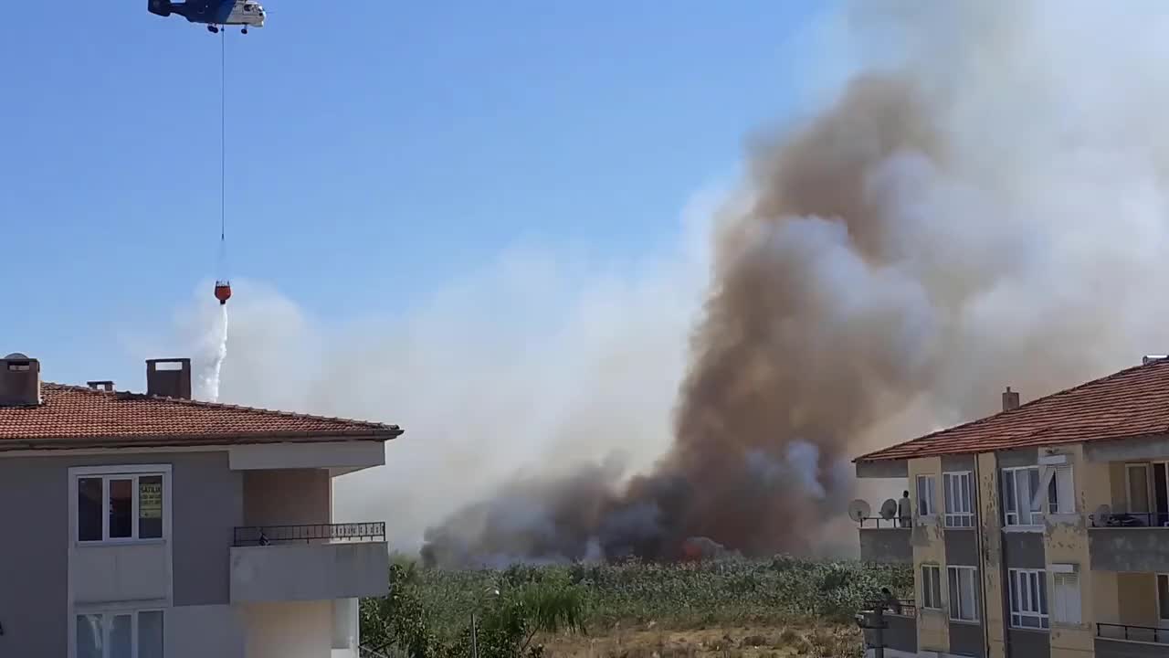 EDRETMİT'TE SAZLIK ALANDA YANGIN
