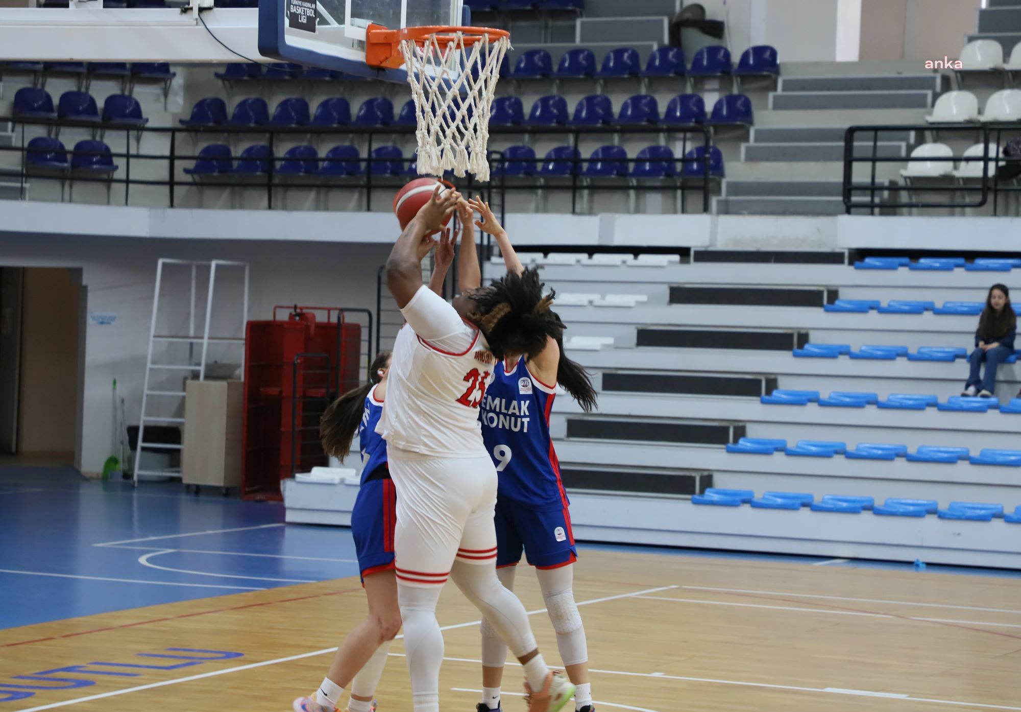 TURGUTLU BELEDİYESİ KADIN BASKETBOL TAKIMI, SEZONU GALİBİYETLE KAPATTI
