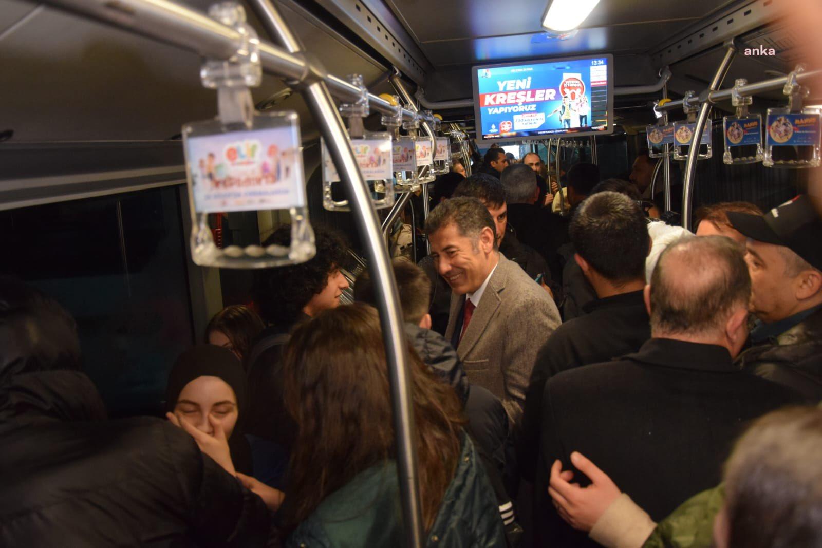 SİNAN OĞAN VE ÜMİT ÖZDAĞ, METROBÜSTE SEÇİM BROŞÜRÜ DAĞITTI