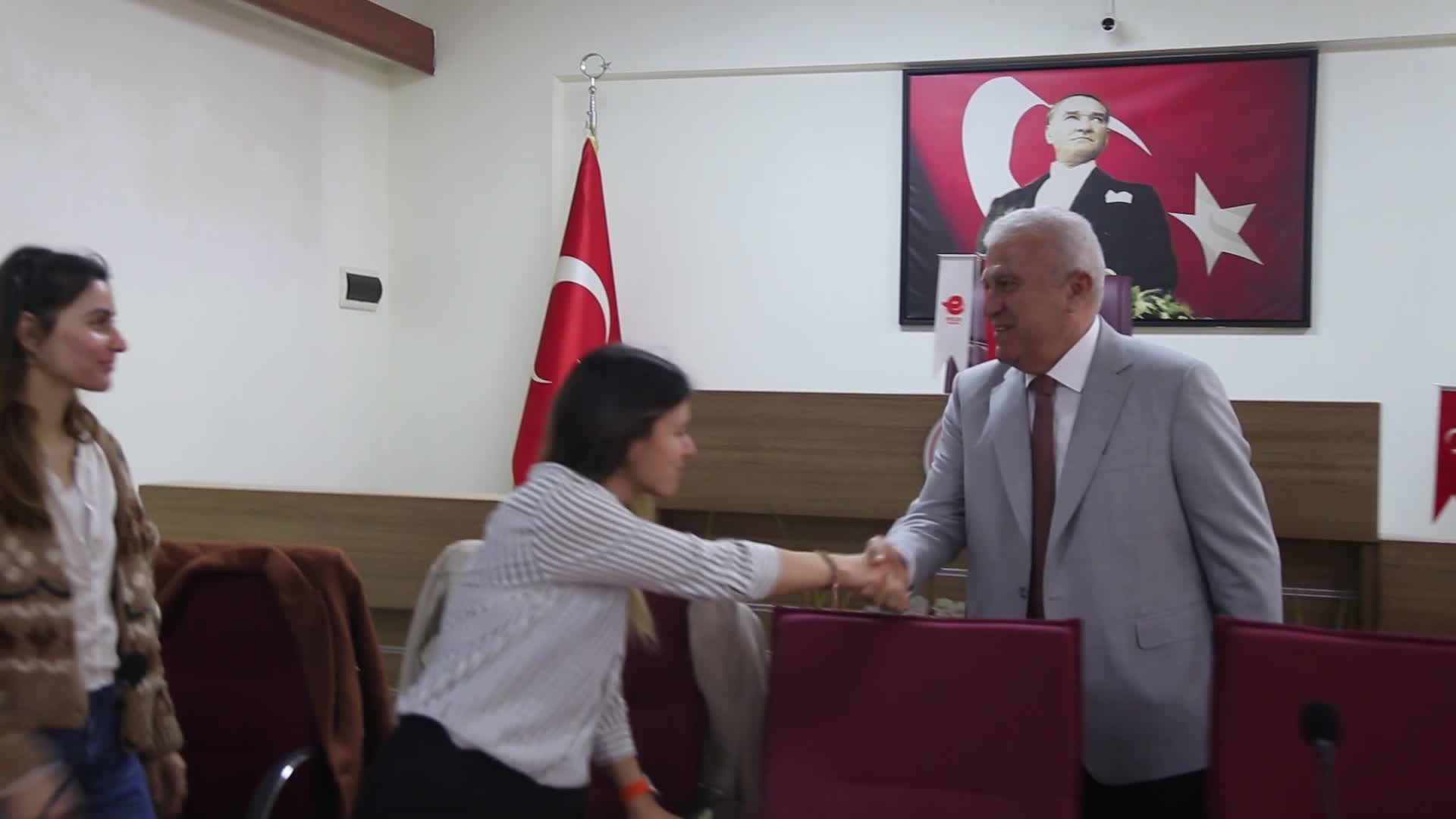 EFELER BELEDİYE BAŞKAN ATAY, ÜNİVERSİTE ÖĞRENCİLERİNİ AĞIRLADI