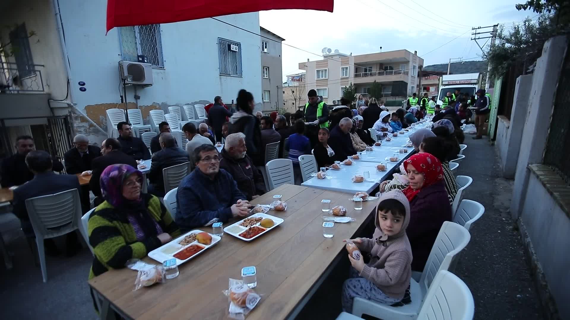 BAYRAKLI BELEDİYE BAŞKANI SANDAL, DEPREMZEDELERLE İFTARDA BULUŞTU