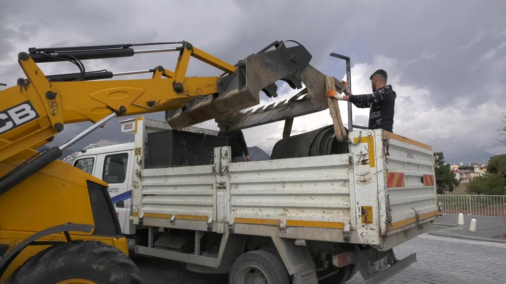 ANTALYA BÜYÜKŞEHİR, KONYAALTI SAHİLİNİN YÜRÜYÜŞ YOLLARINI YENİLİYOR
