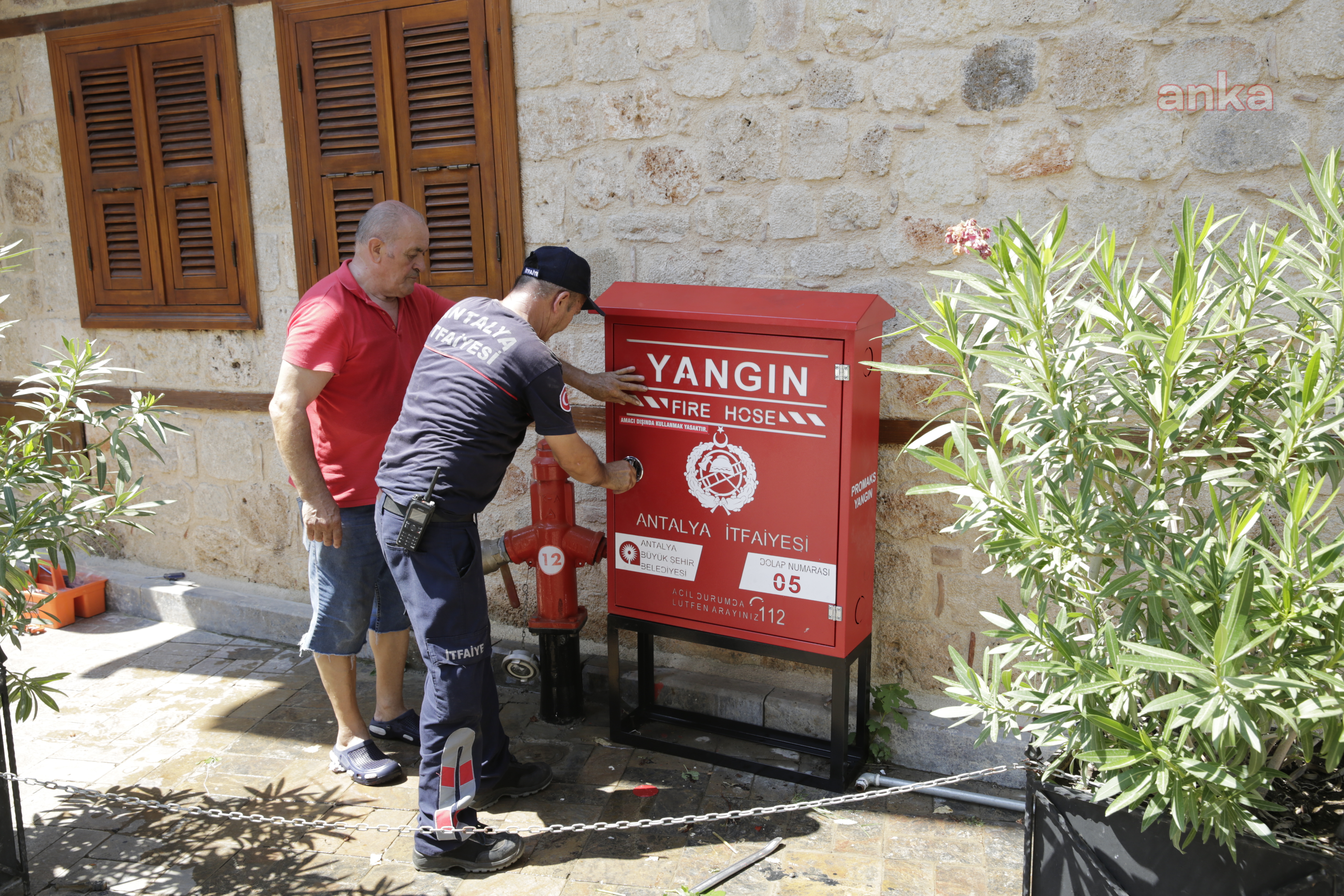 ANTALYA BÜYÜKŞEHİR İTFAİYESİ, KALEİÇİ'NDE YANGIN SÖNDÜRME DOLAPLARINI YENİLEDİ