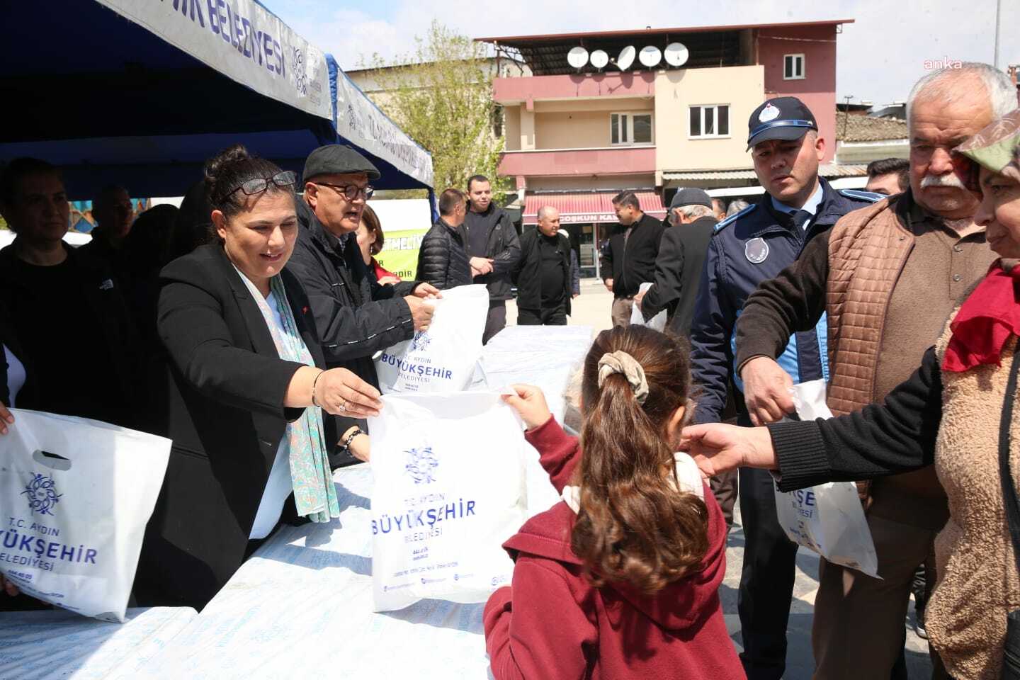 AYDIN BÜYÜKŞEHİR BELEDİYE BAŞKANI ÇERÇİOĞLU, YENİPAZAR’DA YEREL FİDE DAĞITTI