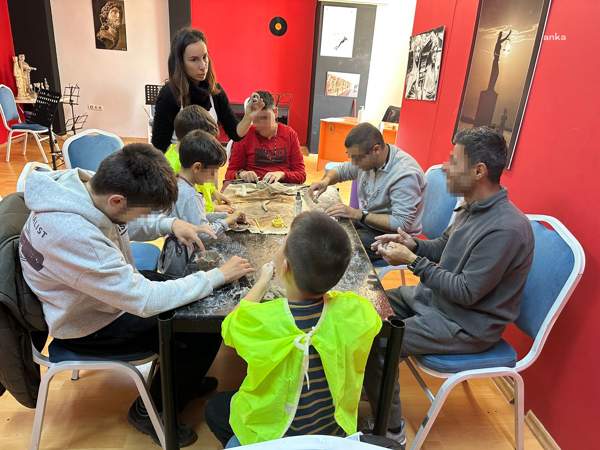 NARLIDERE’DE OTİZMLİ BİREYLERE SANATLA TERAPİ